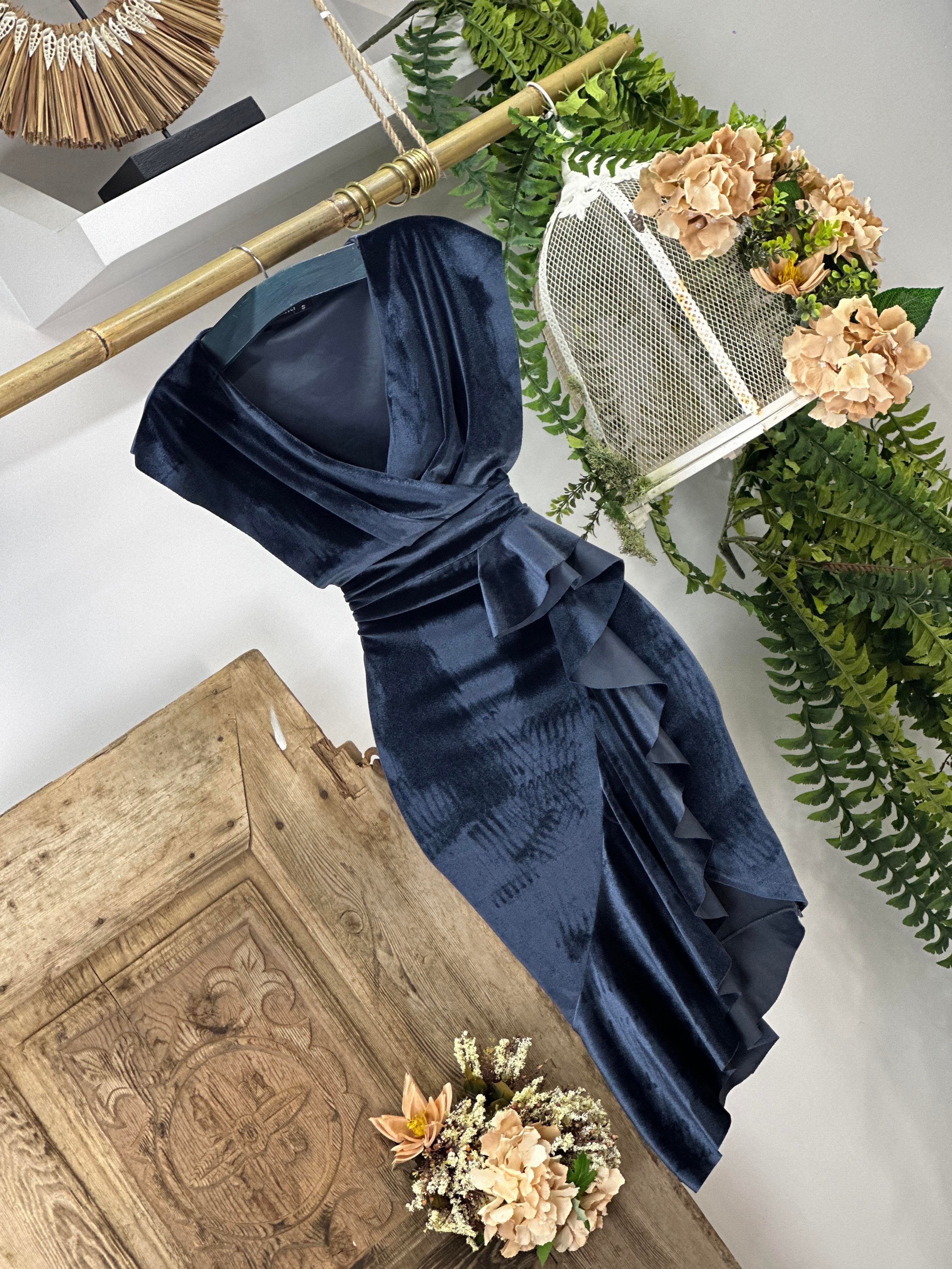 İthal Kadife Kumaş Volan Detaylı Kruvaze Yaka Midi Boy Elbise