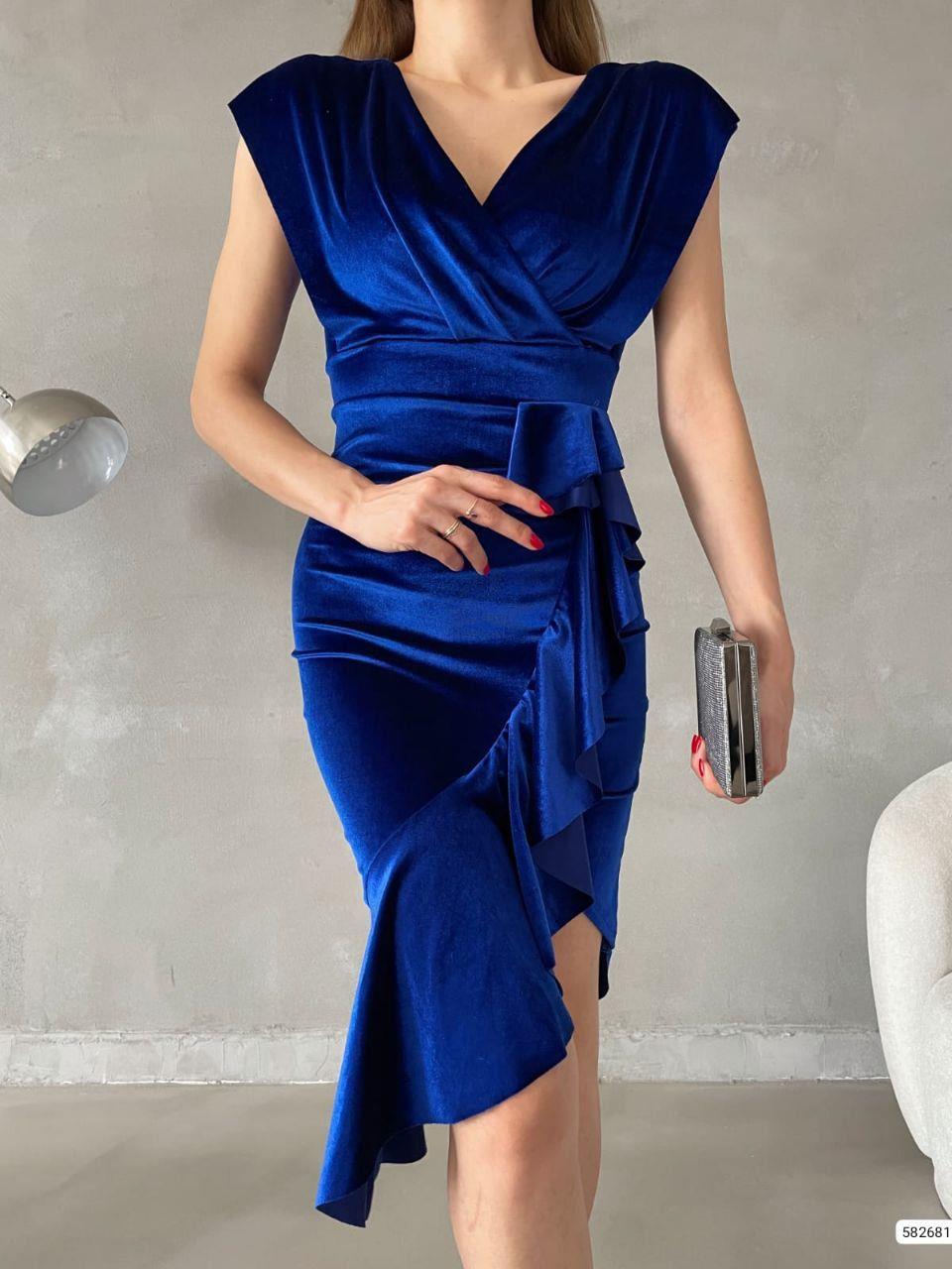 İthal Kadife Kumaş Volan Detaylı Kruvaze Yaka Midi Boy Elbise