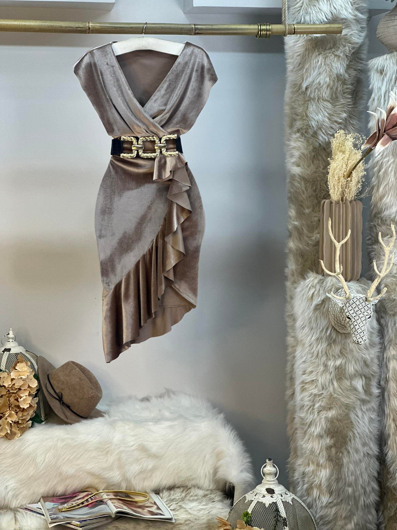 İthal Kadife Kumaş Volan Detaylı Kruvaze Yaka Midi Boy Elbise