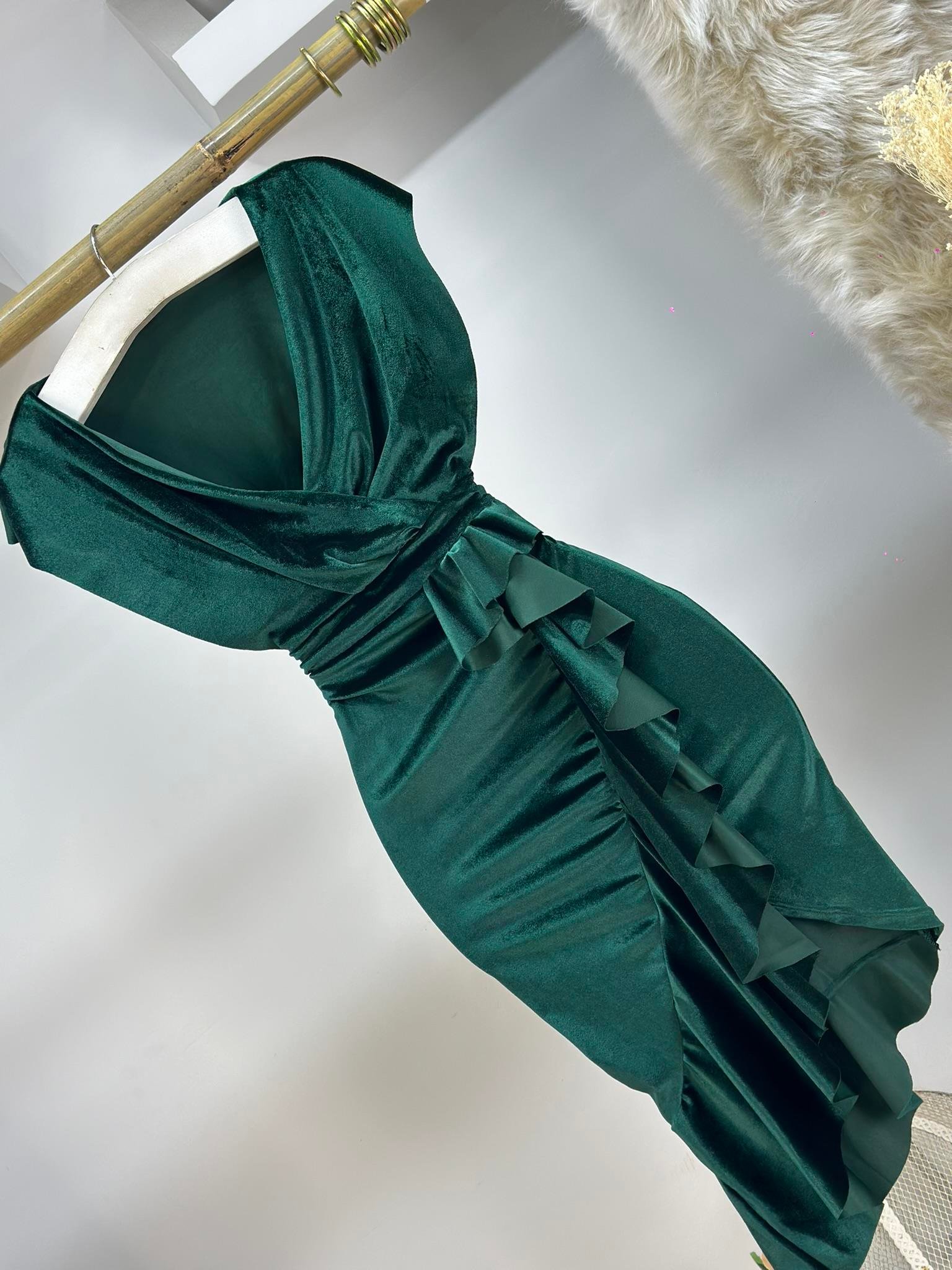 İthal Kadife Kumaş Volan Detaylı Kruvaze Yaka Midi Boy Elbise