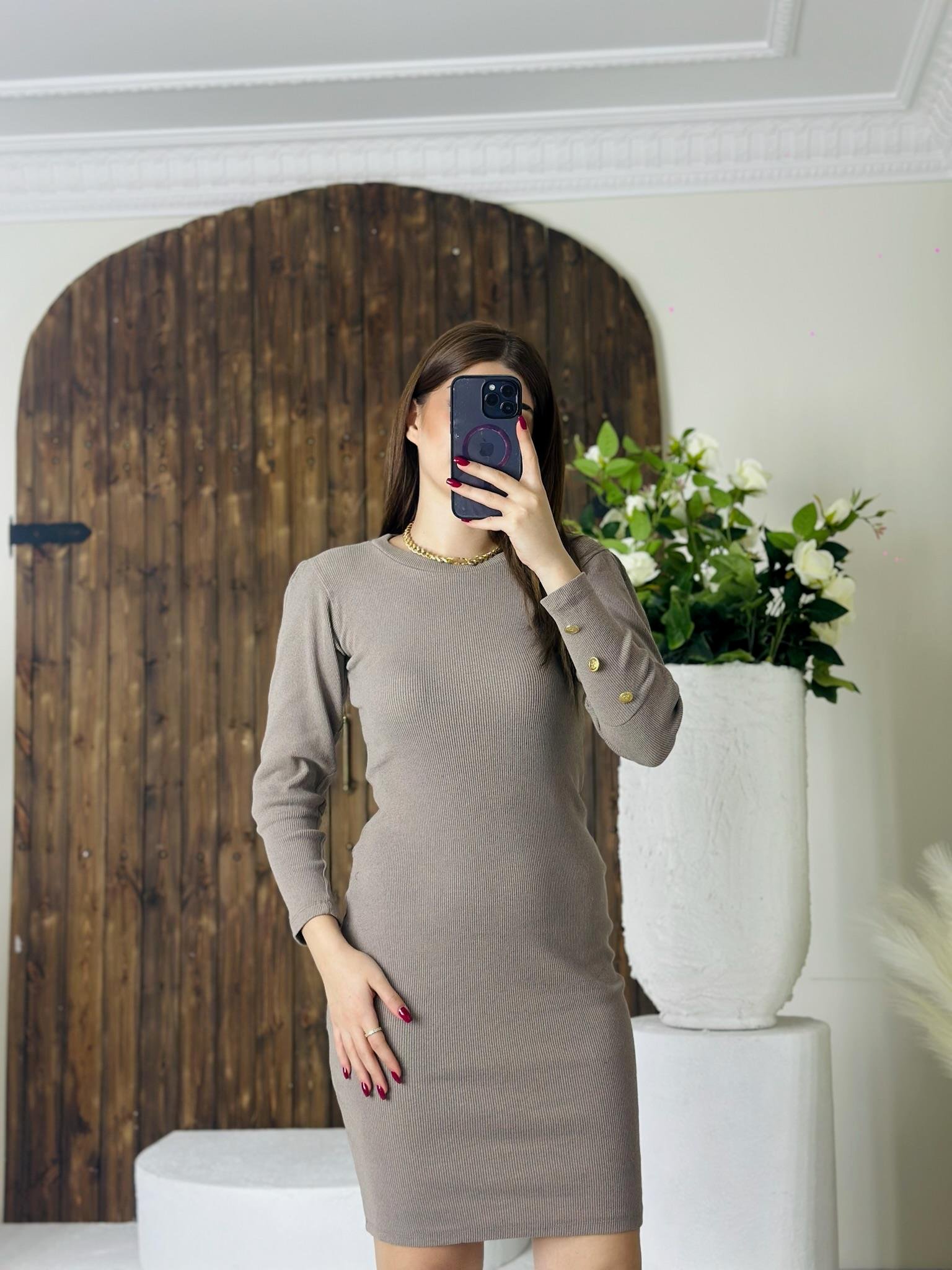 İthal Kaşkorse Kumaş Balon Kol Düğme Detaylı Bej Kalem Elbisemiz