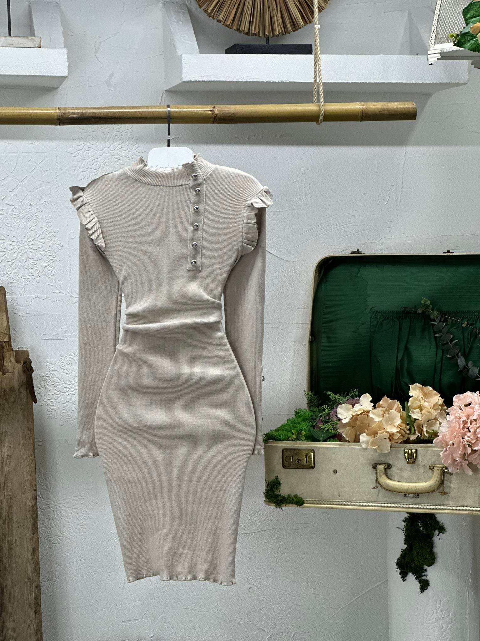 İthal Kaşkorse Kumaş Fırfır Detaylı Gümüş Düğme Detaylı Bej  Kalem Elbisemiz 