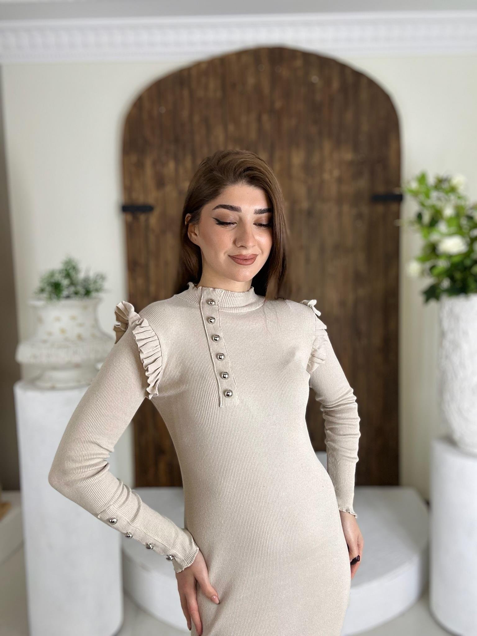 İthal Kaşkorse Kumaş Fırfır Detaylı Gümüş Düğme Detaylı Bej  Kalem Elbisemiz 