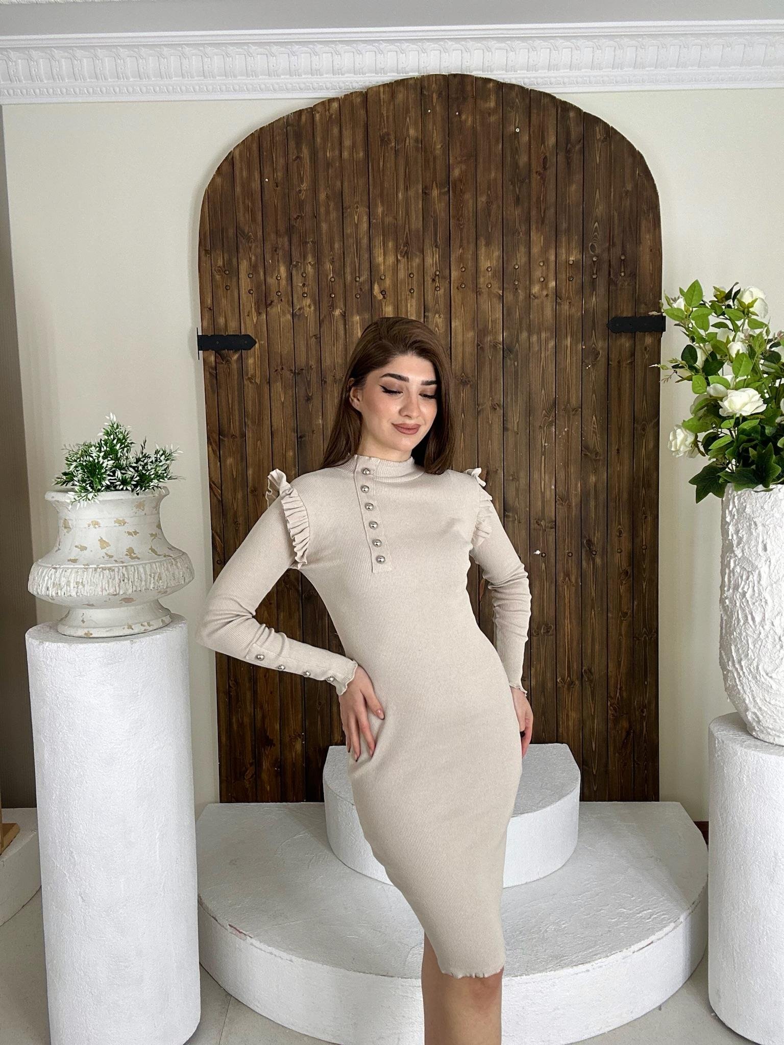 İthal Kaşkorse Kumaş Fırfır Detaylı Gümüş Düğme Detaylı Bej  Kalem Elbisemiz 