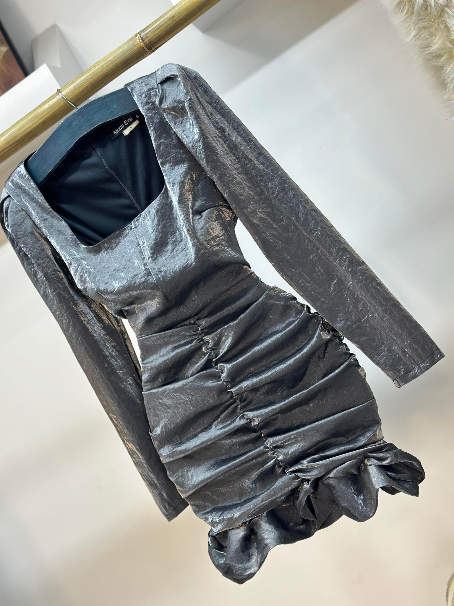 İthal Parlak Tafta Kumaş Kare Yaka Drapeli Tasarım Elbise