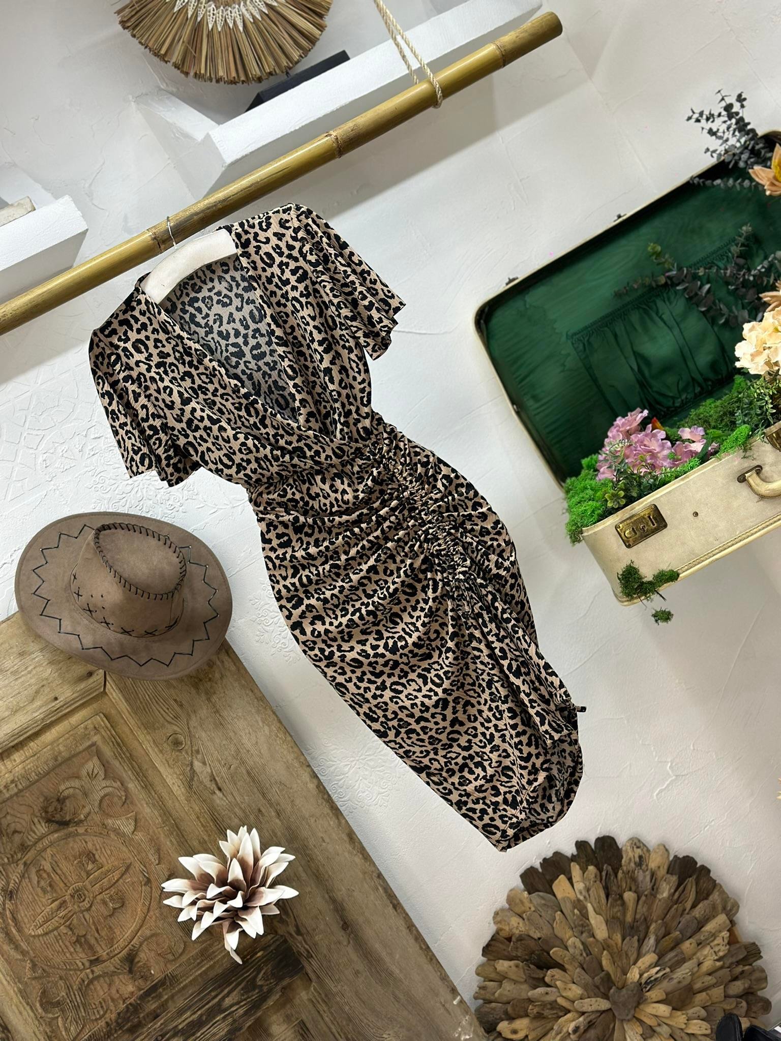 Jakarlı Kumaş Büzgü Detay Kısa Kollu Elbise