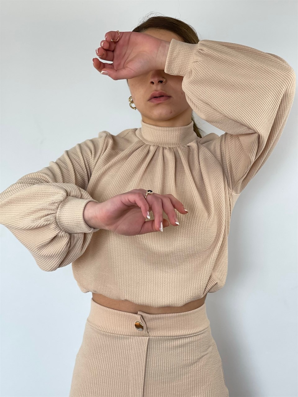 Jakarlı Kumaş Büzgülü Tasarım Bluz 