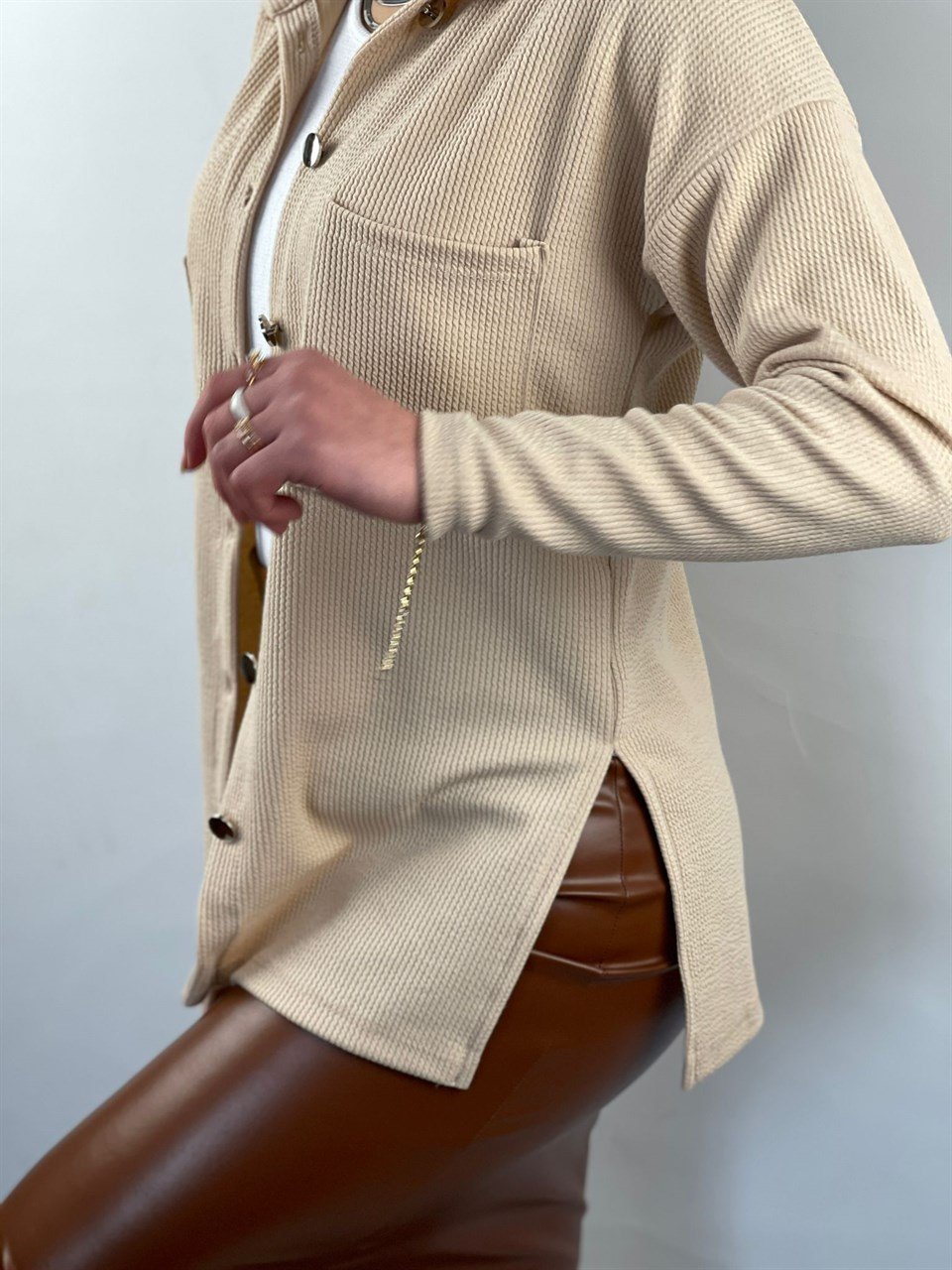 Jakarlı Kumaş Metal Düğmeli Cep Detay Rahat Gömlek