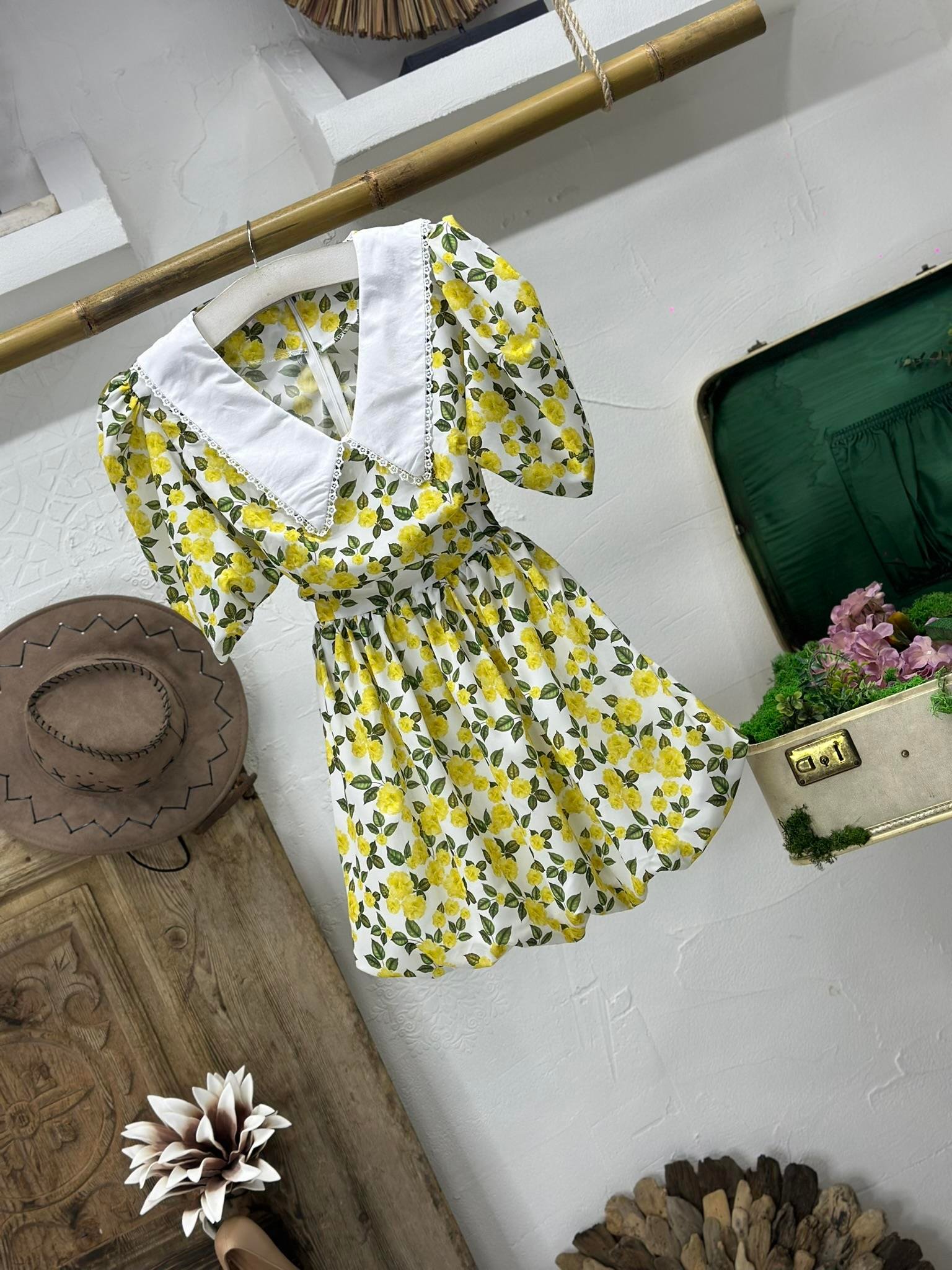 Jenifer Kumaş Çiçek Desen Yaka Güpür Detaylı Tasarım Elbise