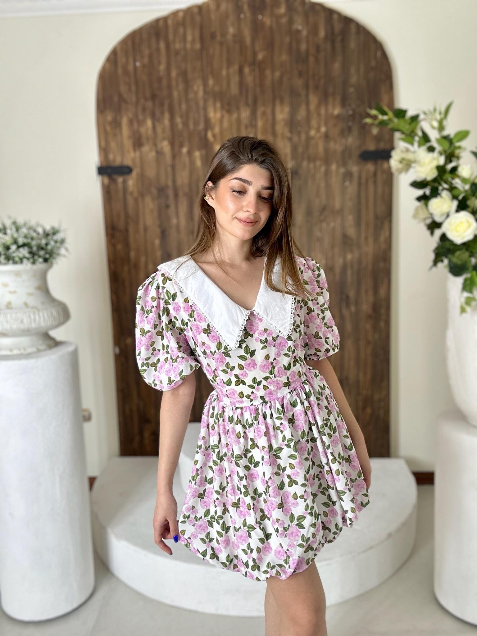 Jenifer Kumaş Çiçek Desen Yaka Güpür Detaylı Tasarım Elbise