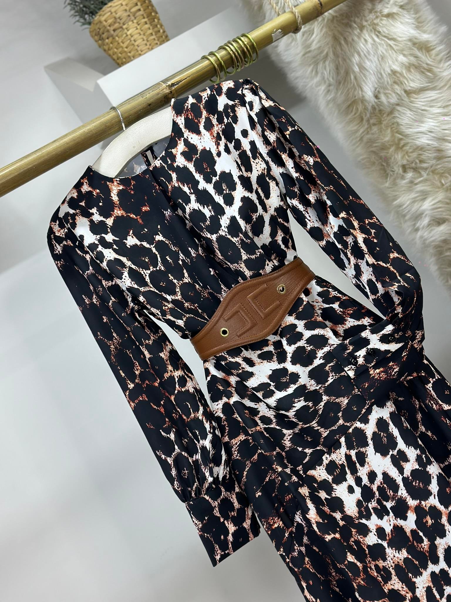 Jenifer Kumaş Leopar Desen Asimetrik Etekli Midi Boy Tasarım Elbise