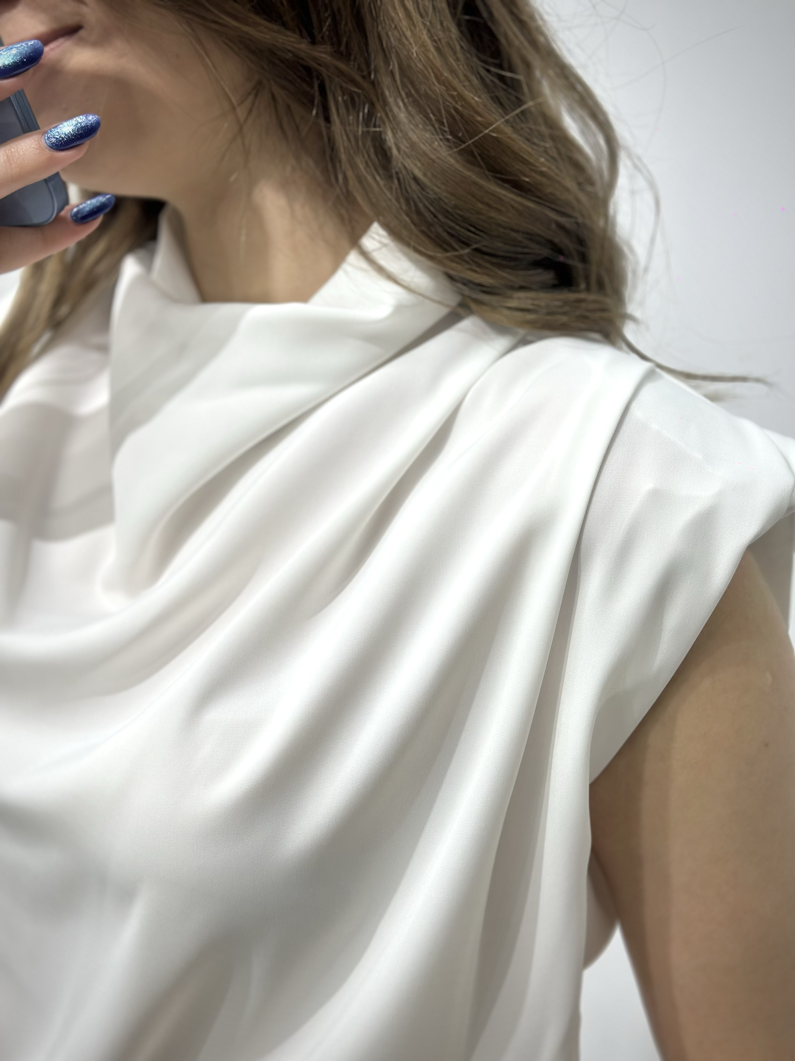 Jesica Kumaş Vatkalı Yaka Drapeli Bluz Beyaz