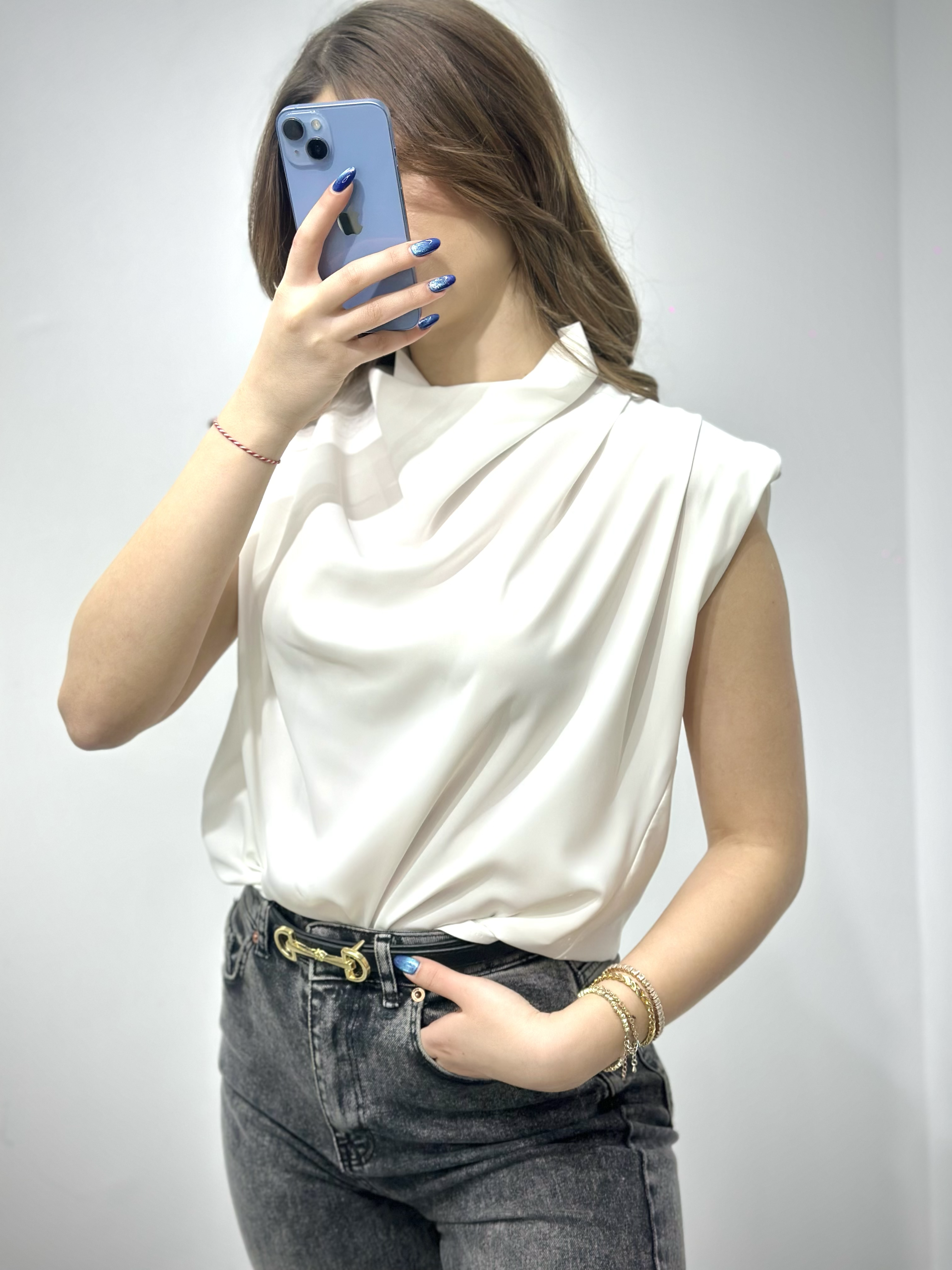 Jesica Kumaş Vatkalı Yaka Drapeli Bluz Beyaz