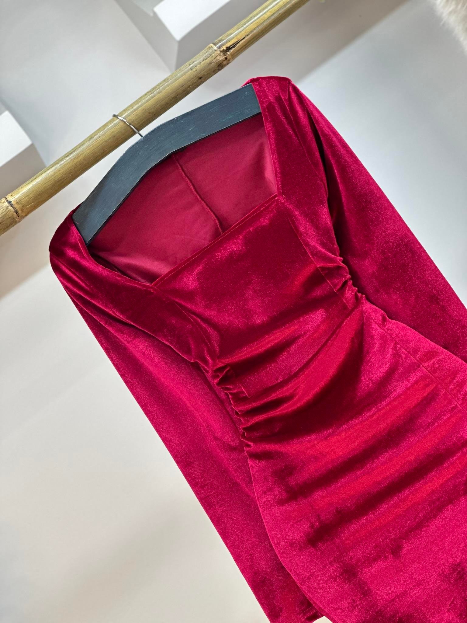 Kadife Kumaş Kare Yaka Yırtmaçlı Mini  Elbise 