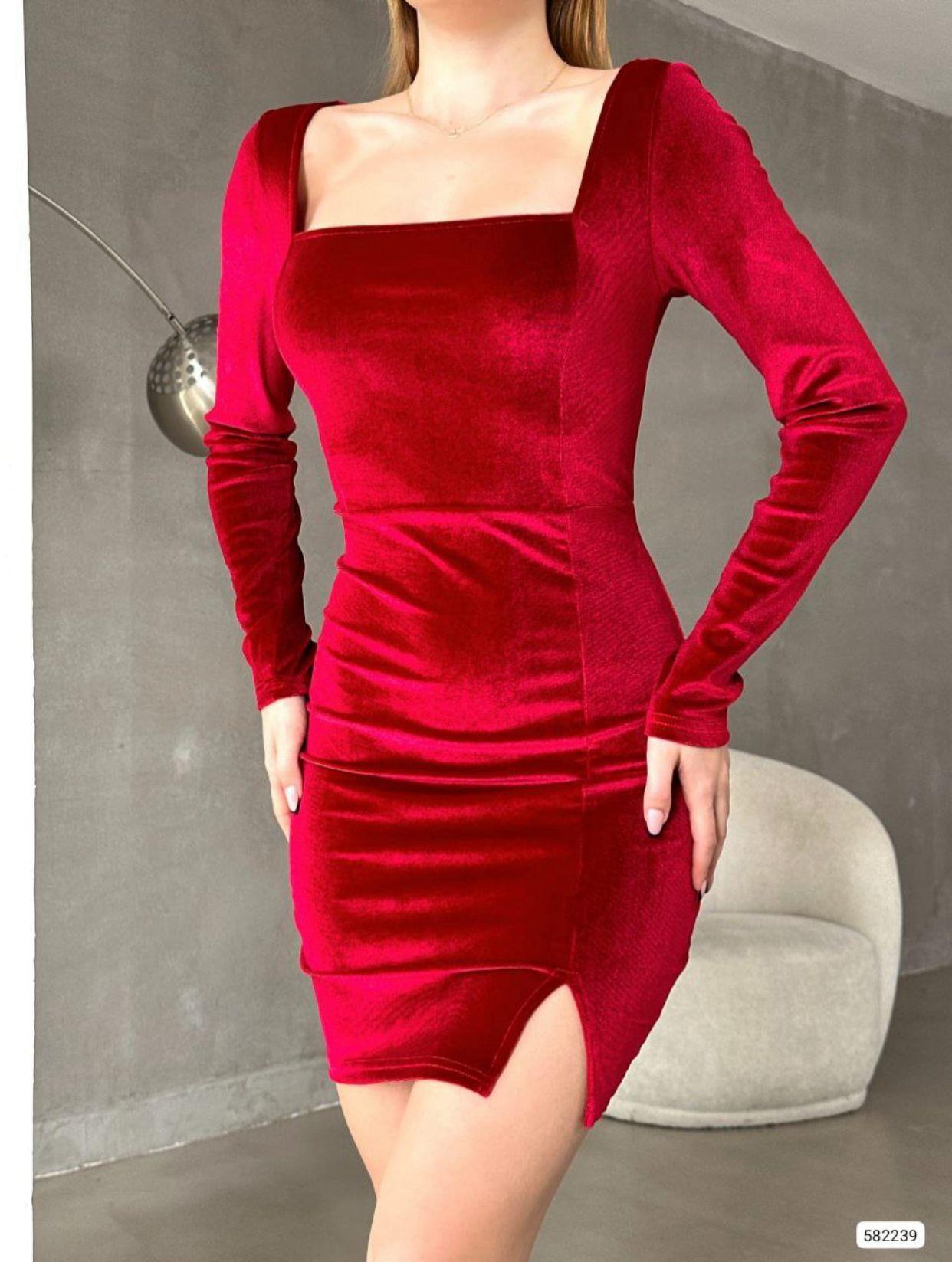 Kadife Kumaş Kare Yaka Yırtmaçlı Mini  Elbise 