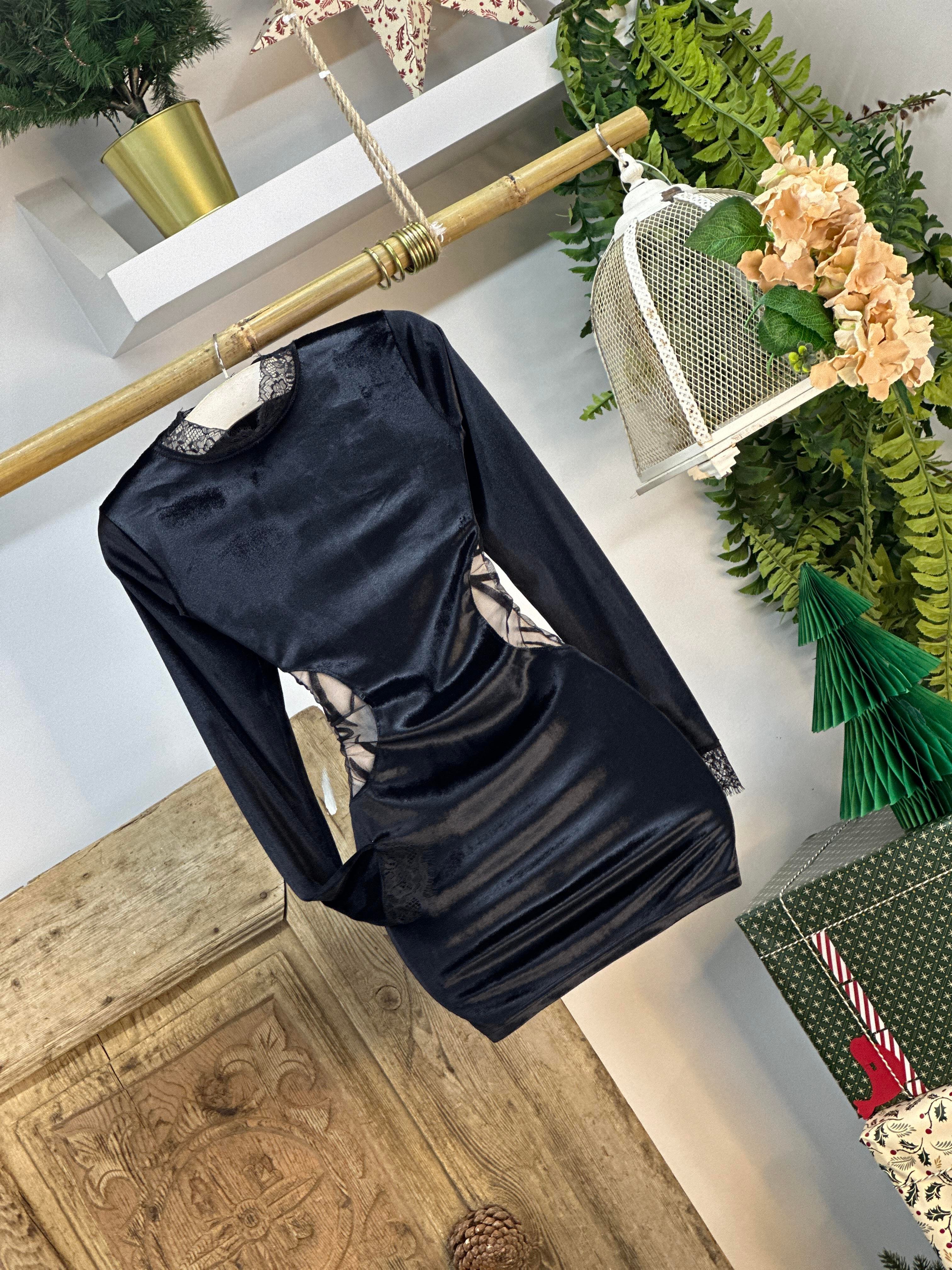 Kadife Kumaş Yanı Tül Detaylı Tasarım Elbisemiz