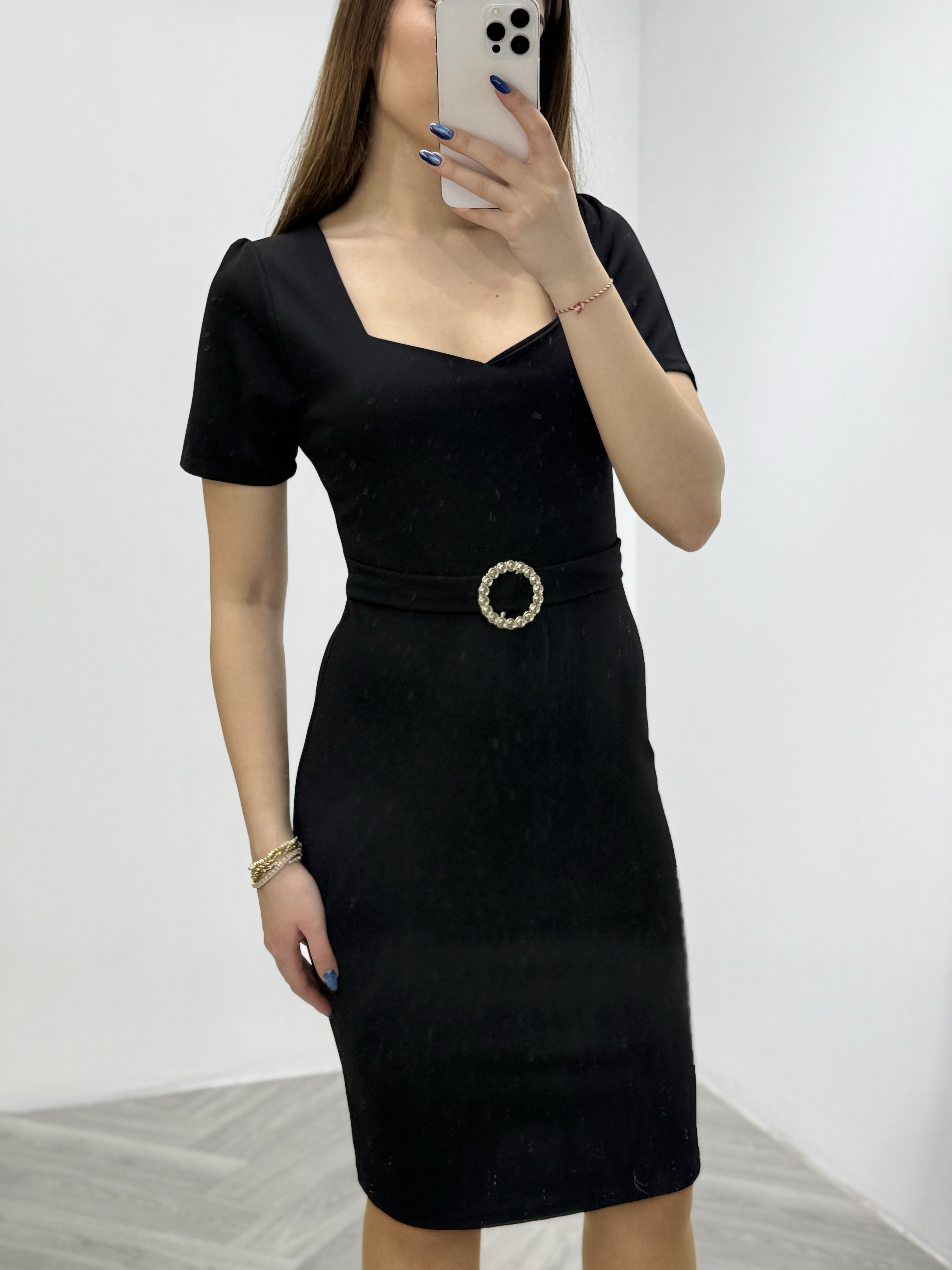 Kalp Yaka Crep Kumaş Aksesuar Detay Kalem Elbise Siyah