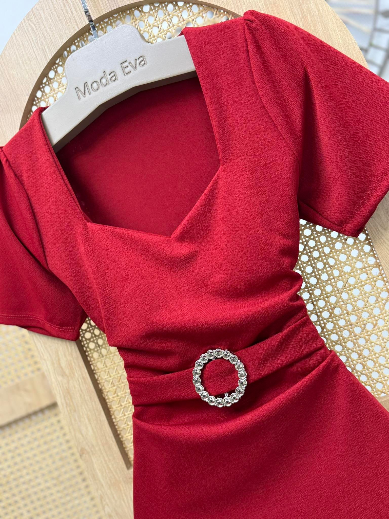 Kalp Yaka Crep Kumaş Aksesuar Detay Kalem Elbise Bordo