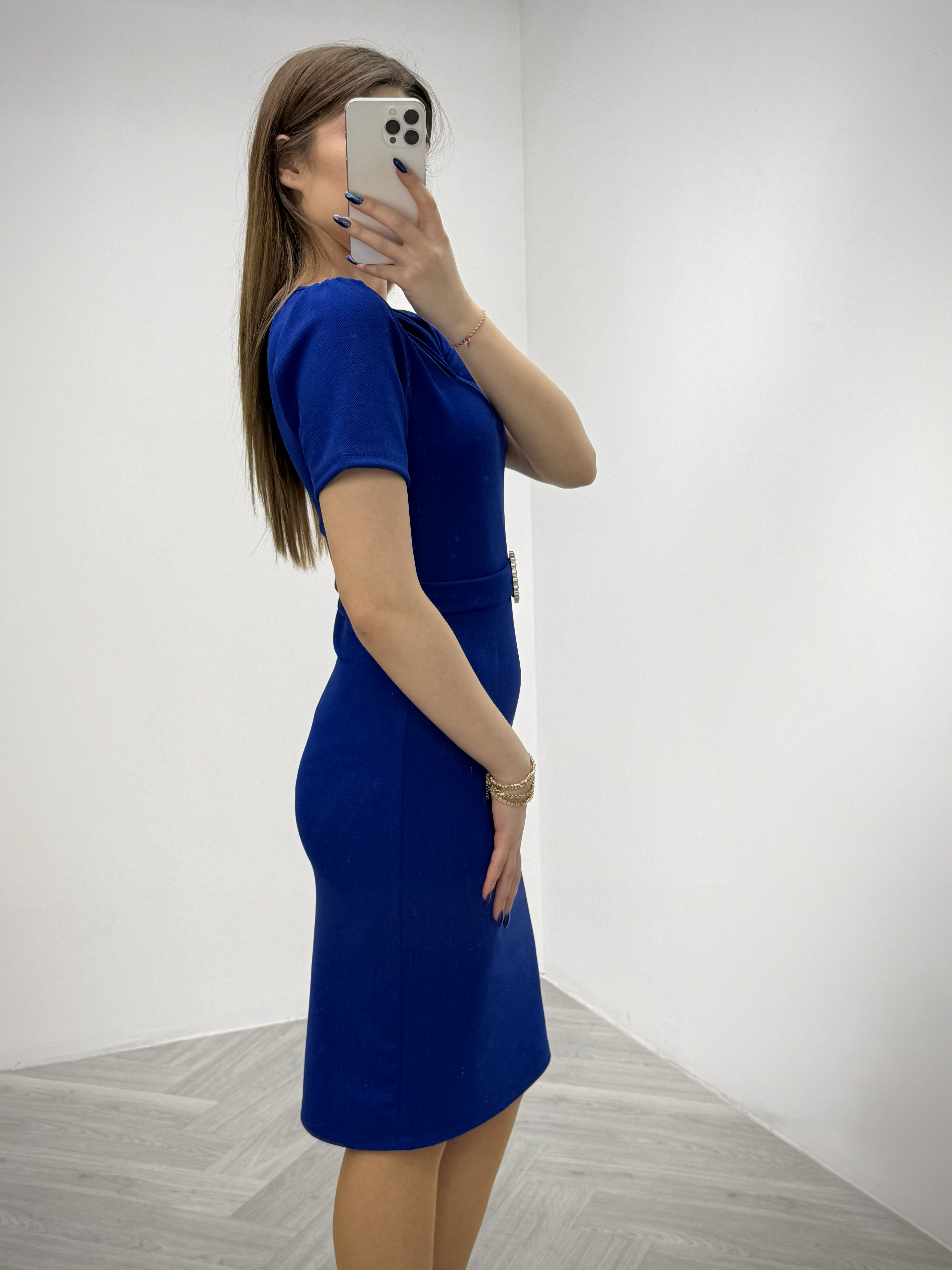 Kalp Yaka Crep Kumaş Aksesuar Detay Kalem Elbise Saks