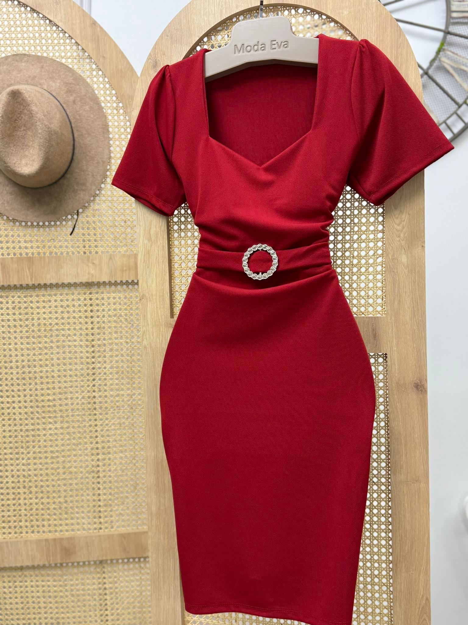 Kalp Yaka Crep Kumaş Aksesuar Detay Kalem Elbise Bordo