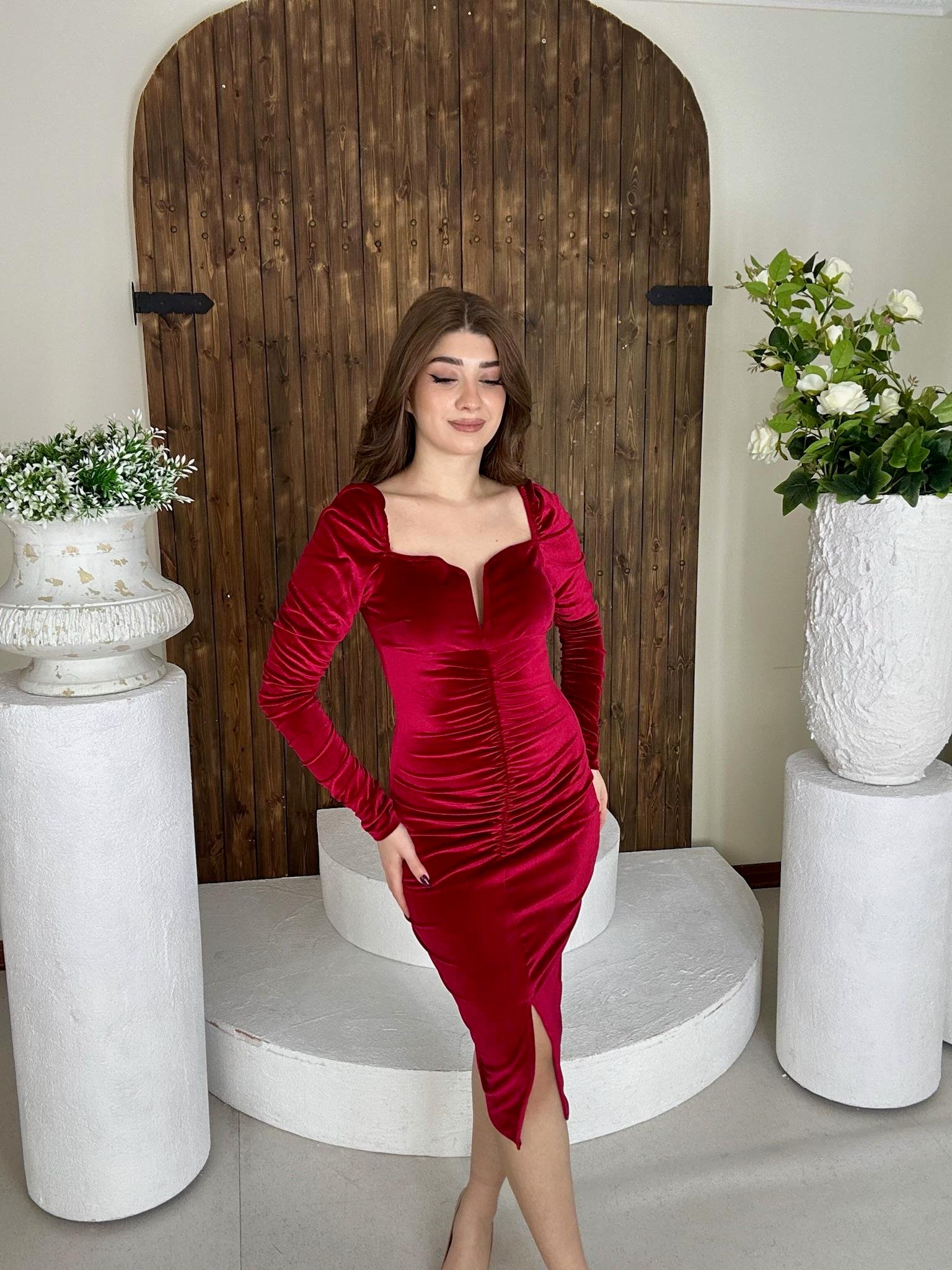 Kalp Yaka Drapeli Likralı İthal Kadife Kumaş Kalem Elbise