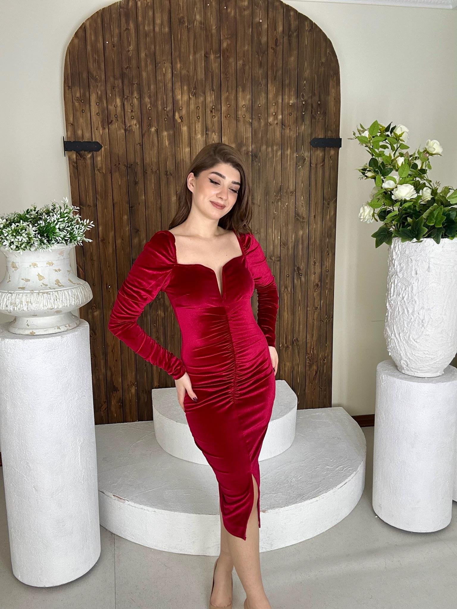 Kalp Yaka Drapeli Likralı İthal Kadife Kumaş Kalem Elbise