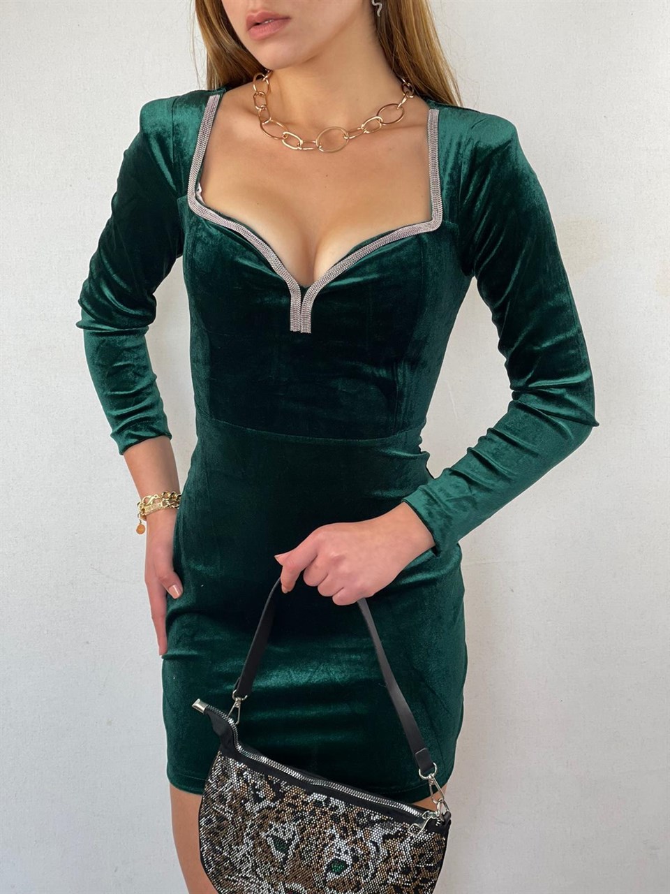 Kalp Yaka Taş Şeritli Kadife Elbise