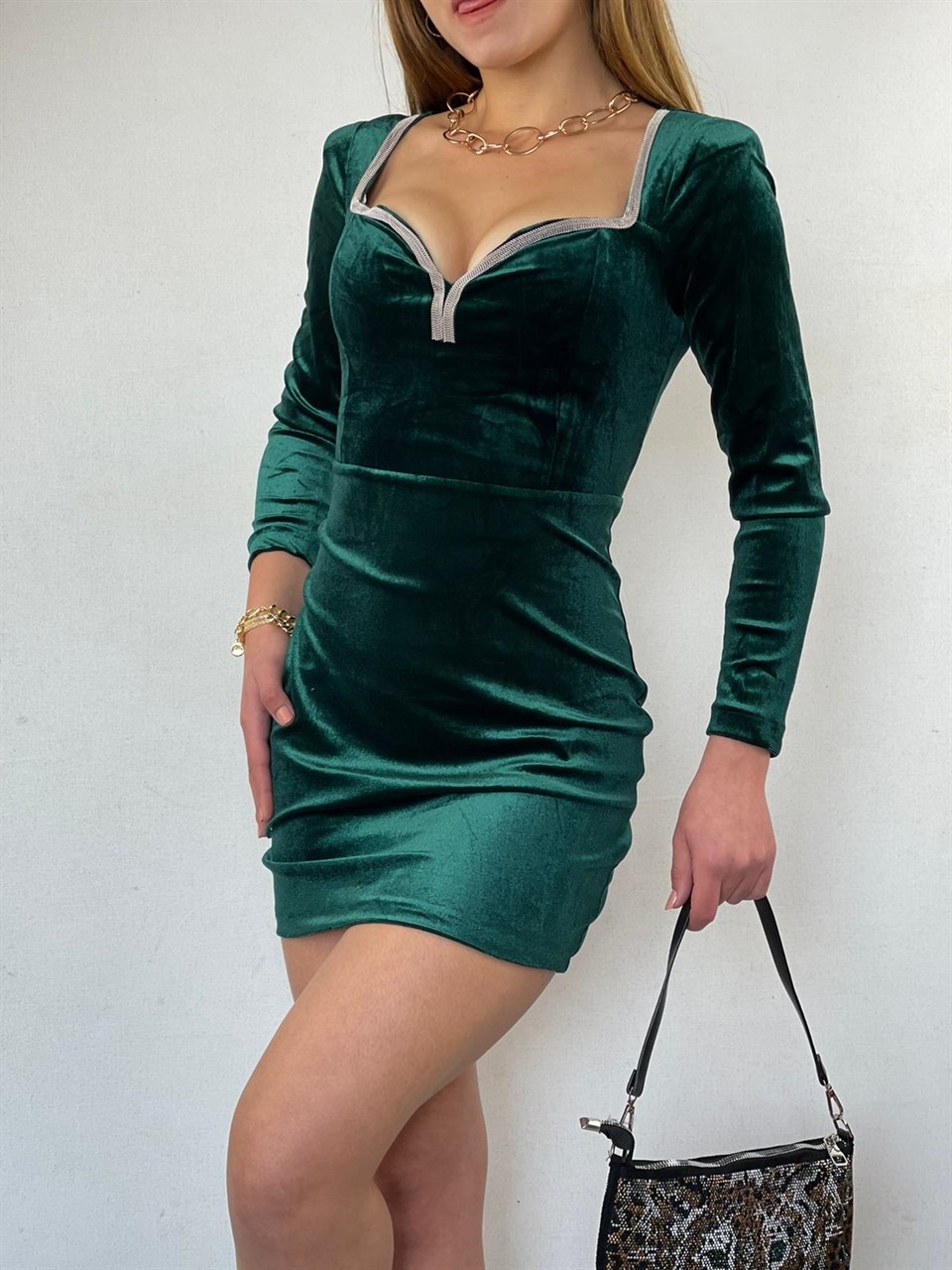 Kalp Yaka Taş Şeritli Kadife Elbise