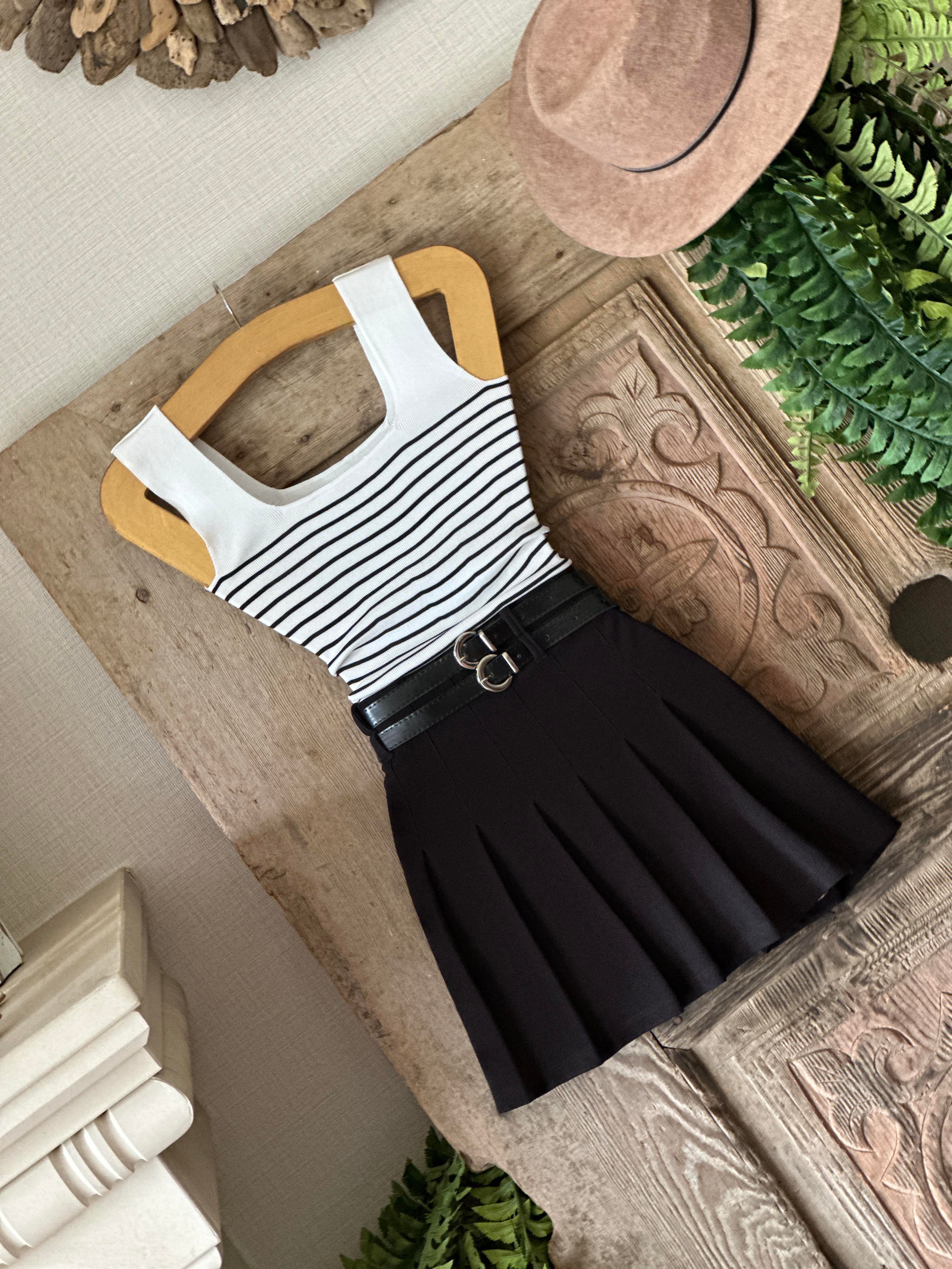 Kare Yaka Çizgili Triko Bluz 