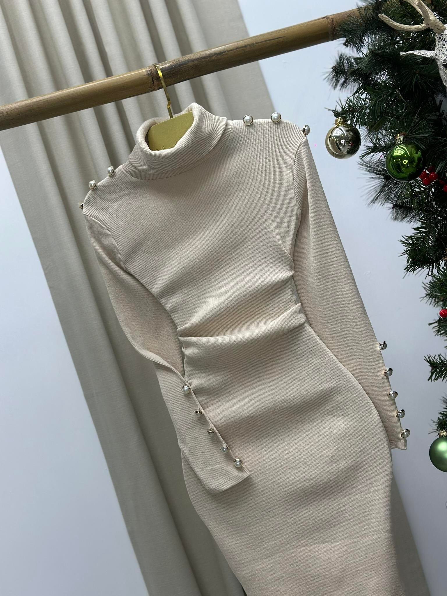 Kaşkorse Kumaş Balıkçı Yaka Omuz ve Kol Düğme Detaylı Bej Kalem Elbise