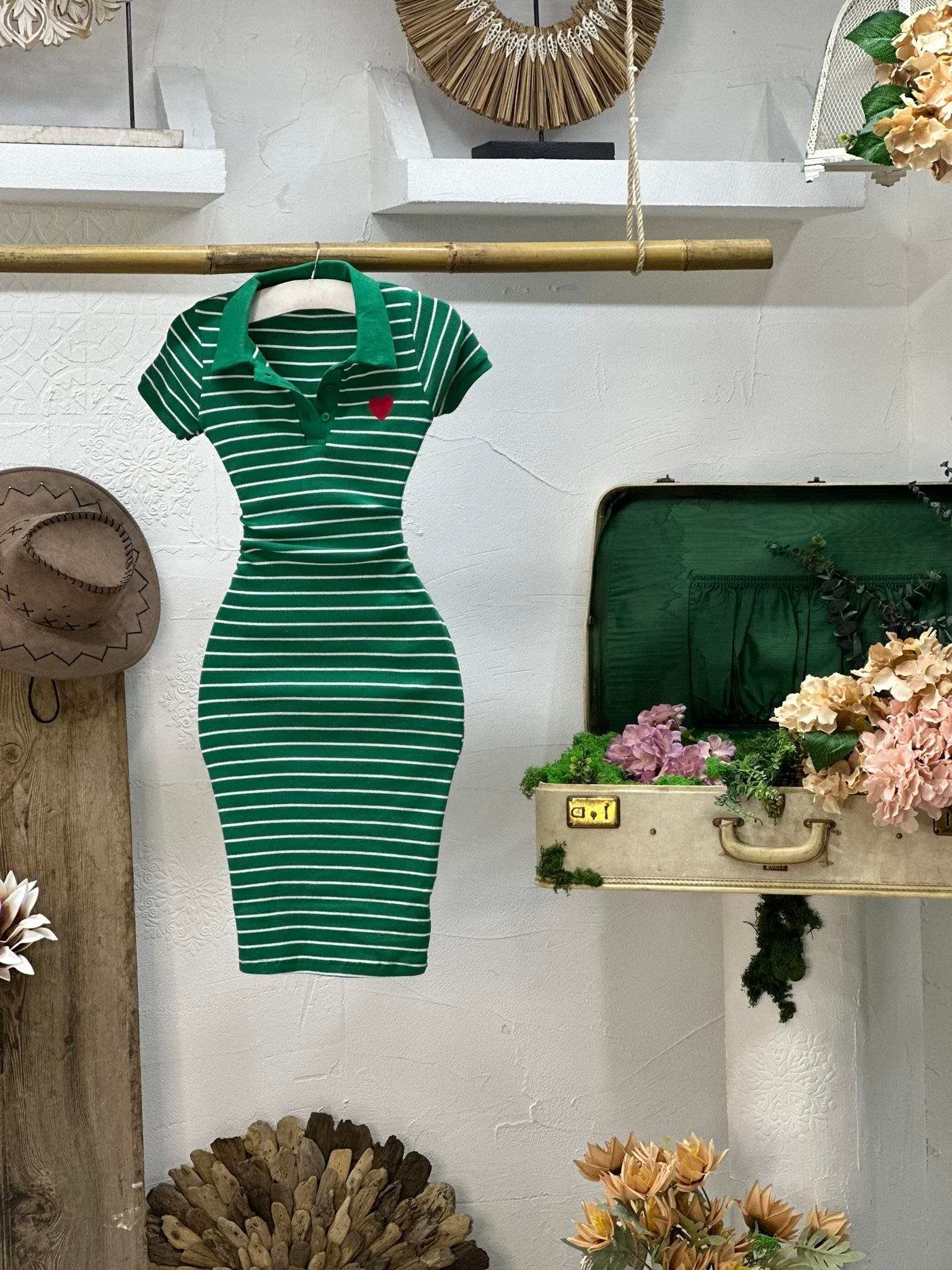 Kaşkorse Kumaş Çizgi Desen Kalp Nakışlı Polo Yaka Elbise