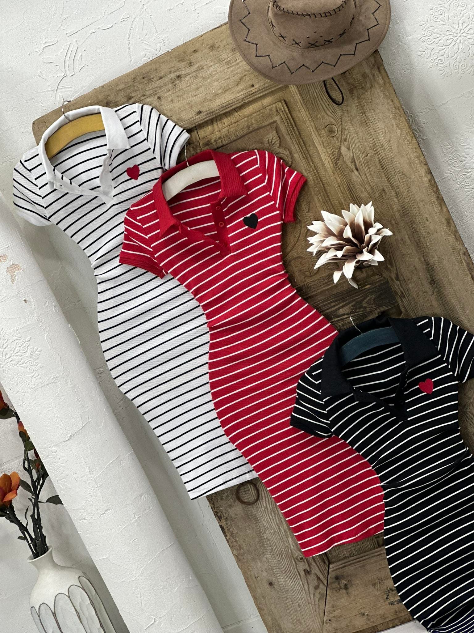 Kaşkorse Kumaş Çizgi Desen Kalp Nakışlı Polo Yaka Elbise