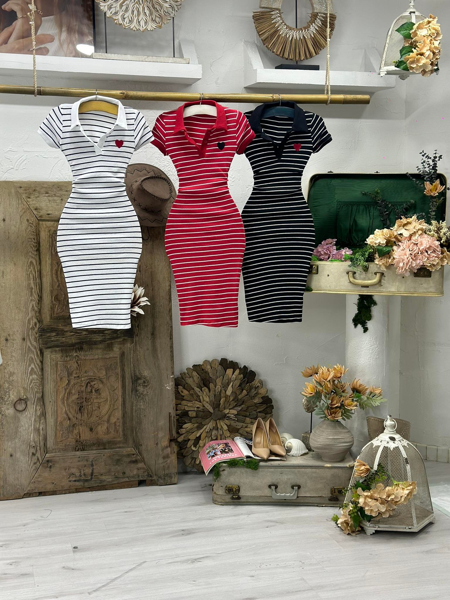 Kaşkorse Kumaş Çizgi Desen Kalp Nakışlı Polo Yaka Elbise