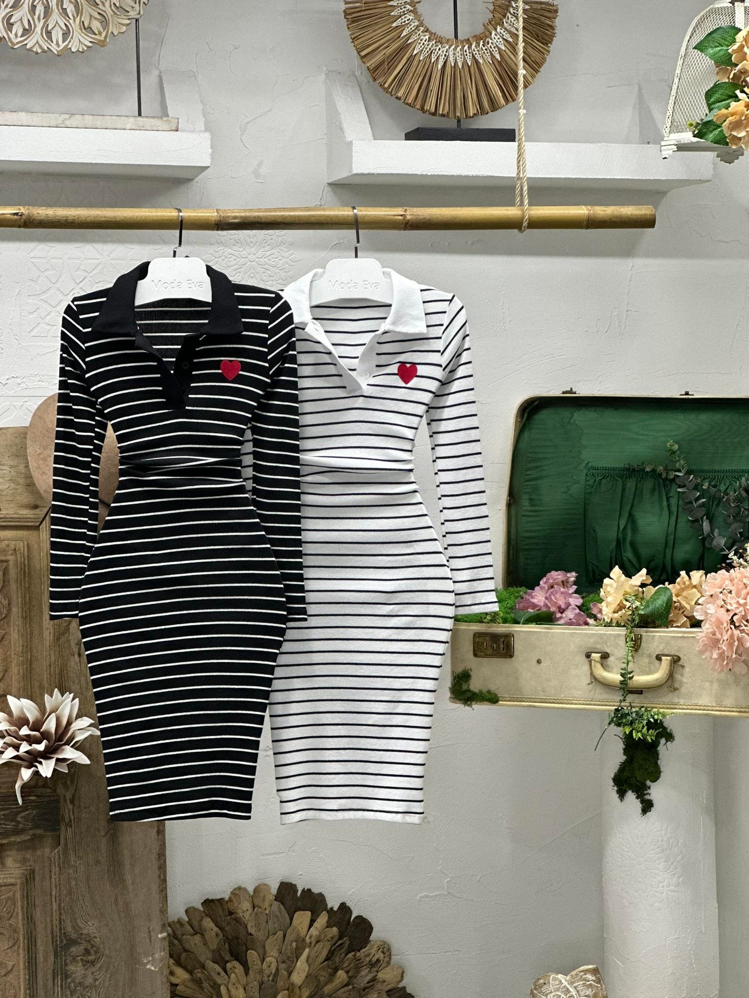 Kaşkorse Kumaş Çizgi Desen Kalp Nakışlı Polo Yaka Uzun Kollu Siyah Ve Beyaz Elbise