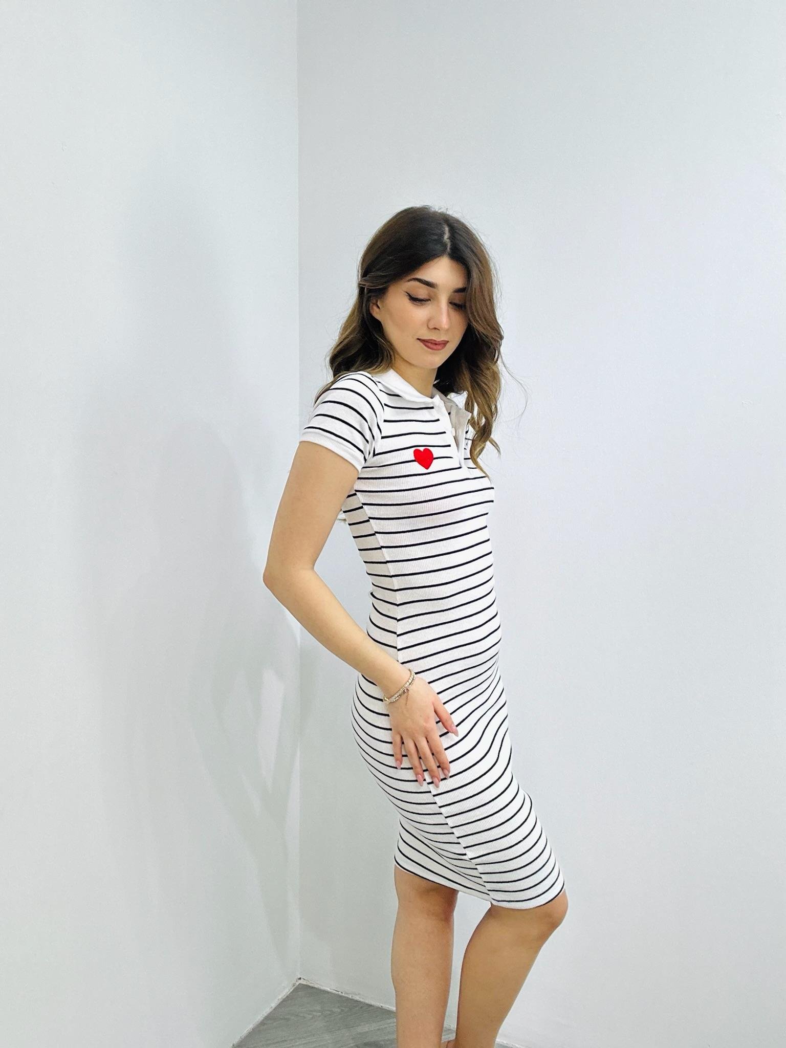 Kaşkorse Kumaş Çizgi Desen Kalp Nakışlı Polo Yaka Elbise