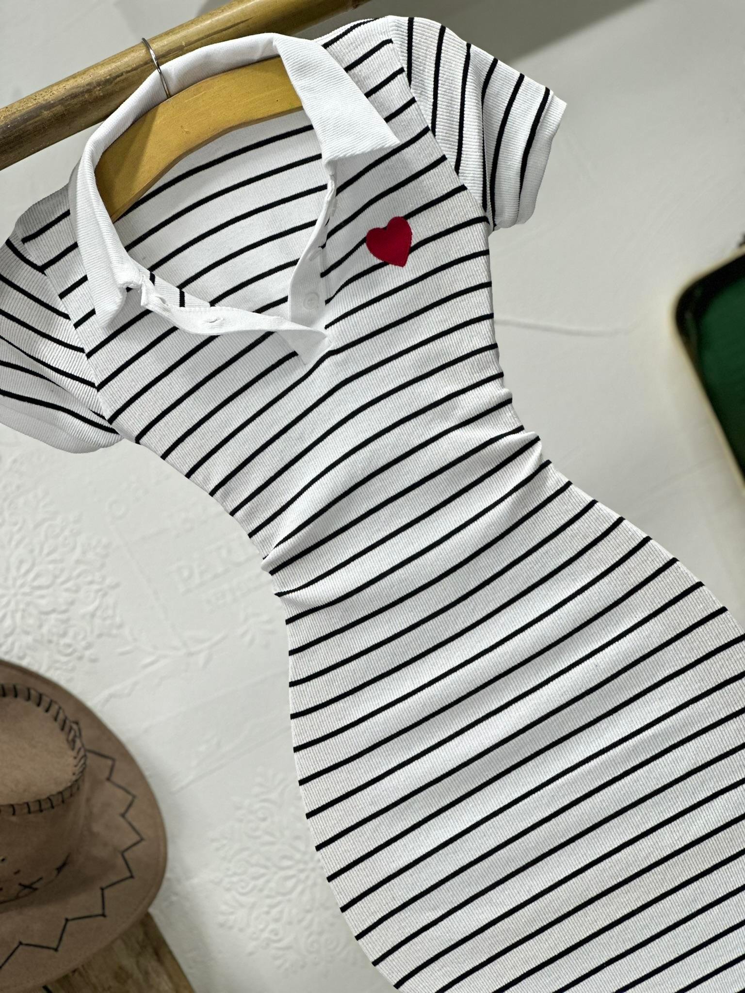 Kaşkorse Kumaş Çizgi Desen Kalp Nakışlı Polo Yaka Elbise