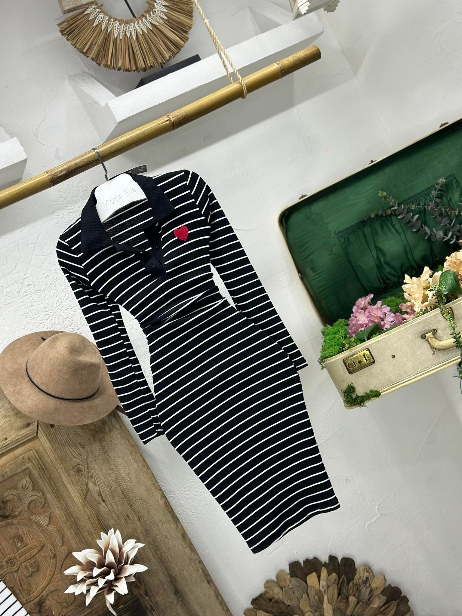 Kaşkorse Kumaş Çizgi Desen Kalp Nakışlı Polo Yaka Uzun Kollu Siyah Elbise