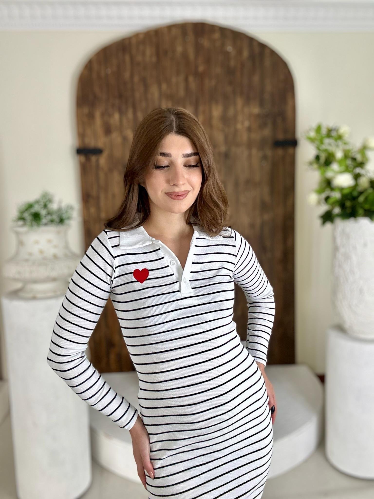 Kaşkorse Kumaş Çizgi Desen Kalp Nakışlı Polo Yaka Uzun Kollu Beyaz Elbise