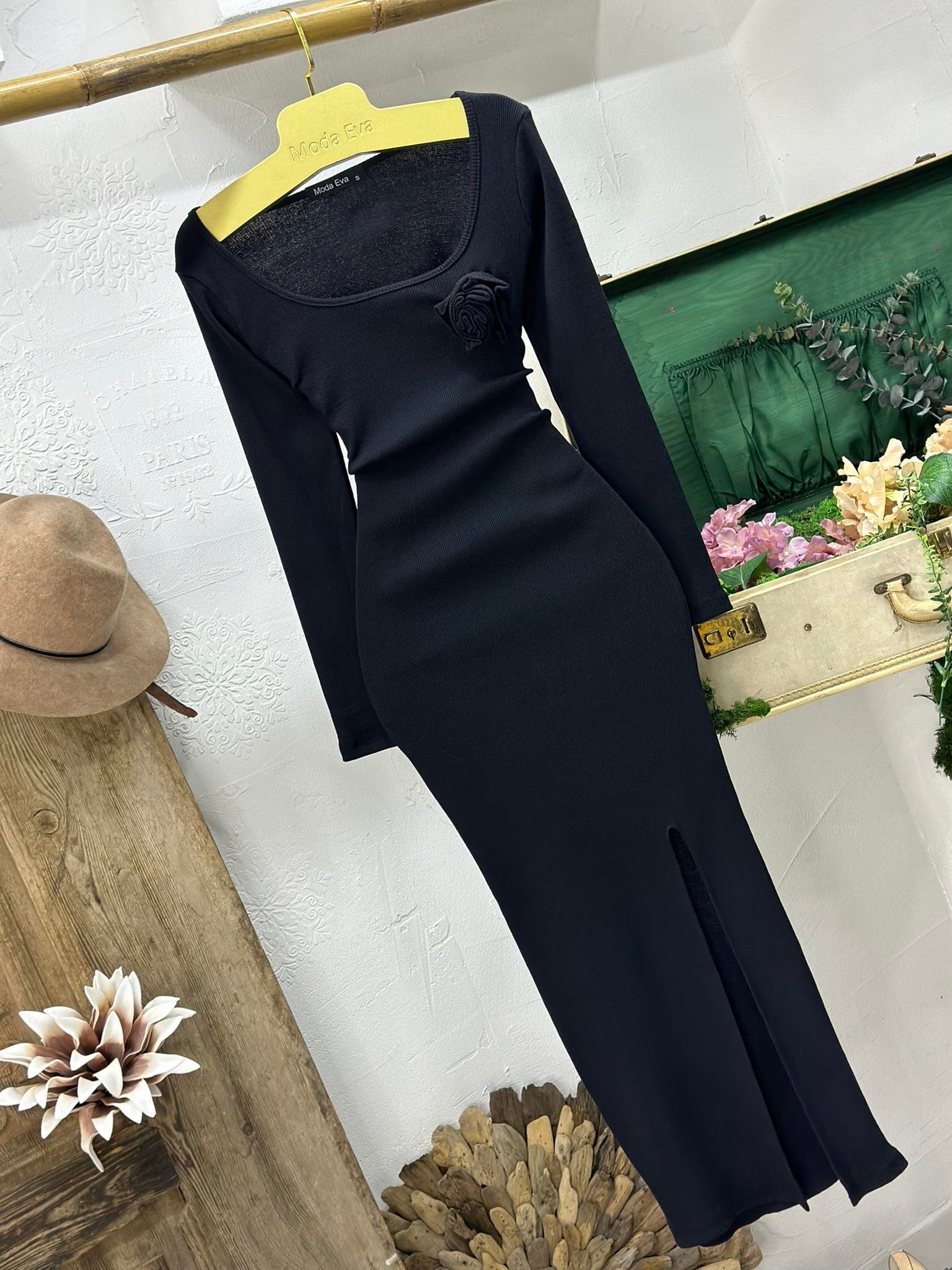 Kaşkorse Kumaş U Yaka Yan Yırtmaçlı Yaka Çiçek Detaylı Midi Boy Siyah Kalem Elbise