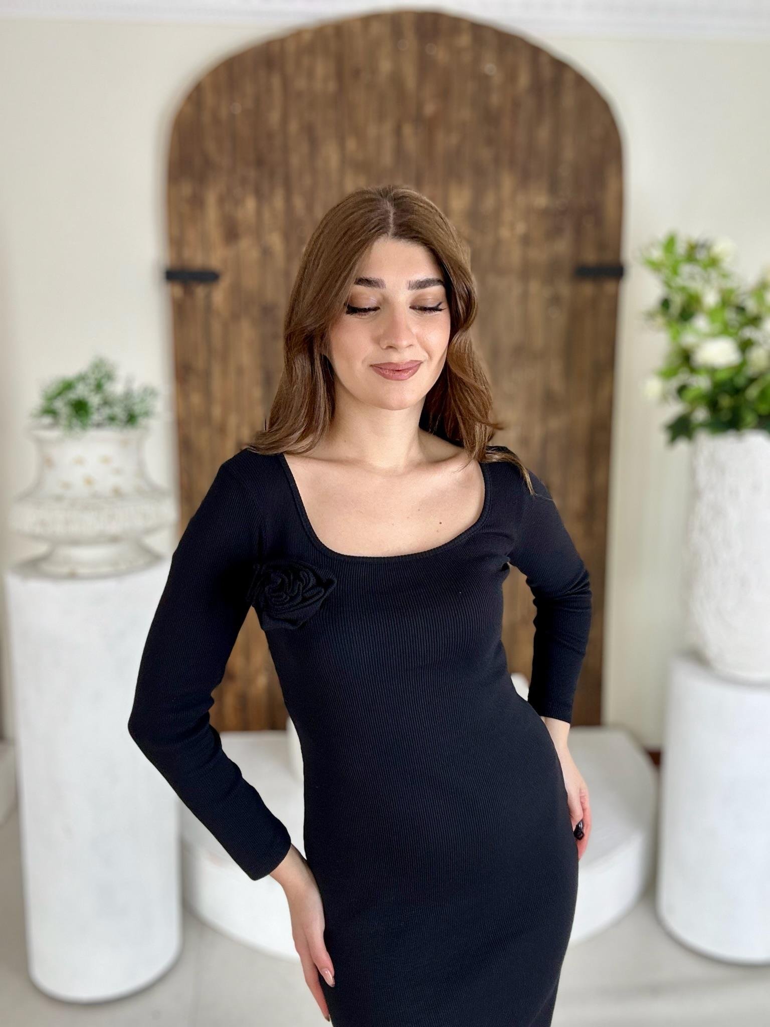 Kaşkorse Kumaş U Yaka Yan Yırtmaçlı Yaka Çiçek Detaylı Midi Boy Siyah Kalem Elbise