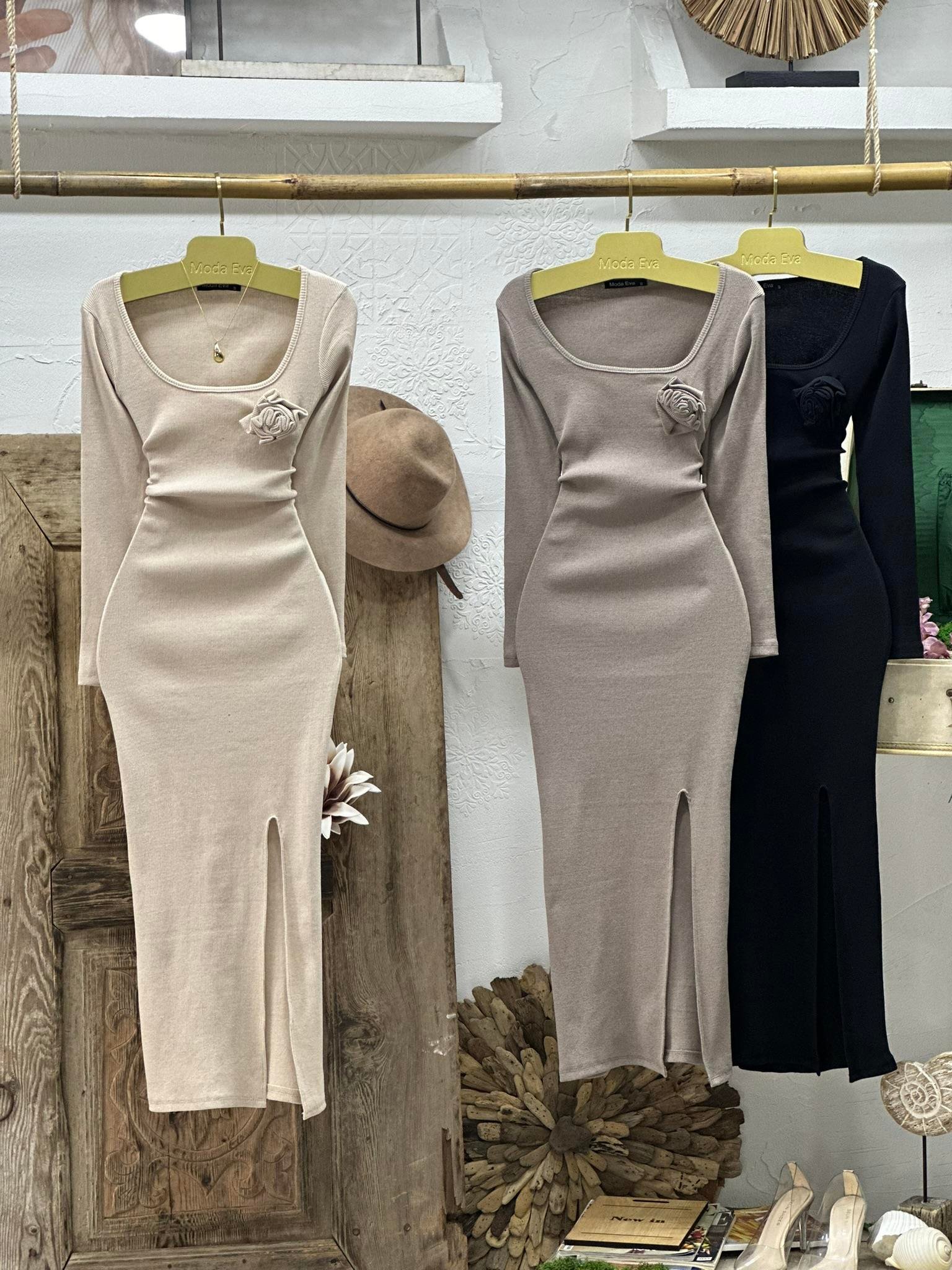 Kaşkorse Kumaş U Yaka Yan Yırtmaçlı Yaka Çiçek Detaylı Midi Boy Bej Kalem Elbise