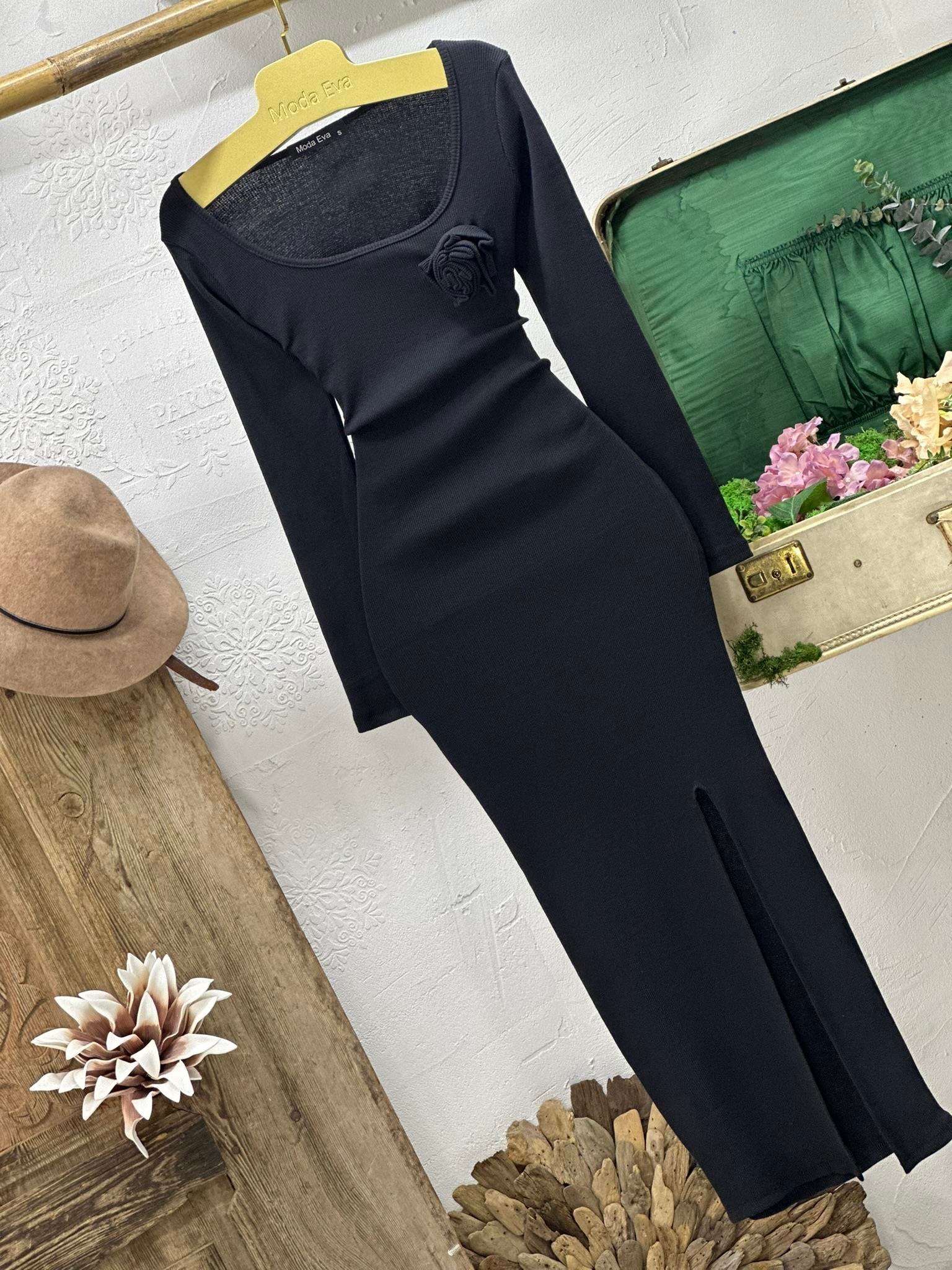 Kaşkorse Kumaş U Yaka Yan Yırtmaçlı Yaka Çiçek Detaylı Midi Boy Siyah Kalem Elbise