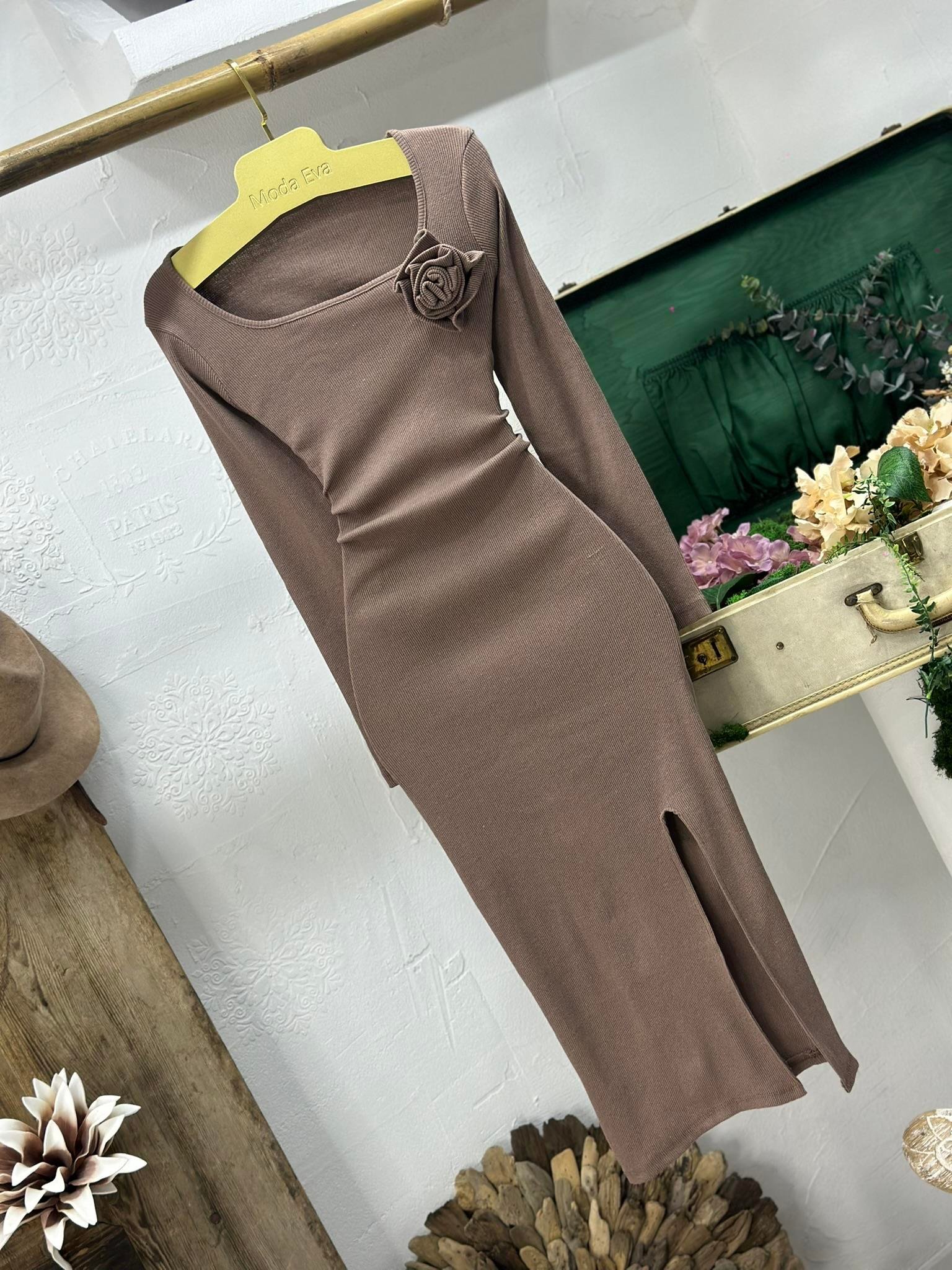 Kaşkorse Kumaş U Yaka Yan Yırtmaçlı Yaka Çiçek Detaylı Midi Boy Kahverengi Kalem Elbise