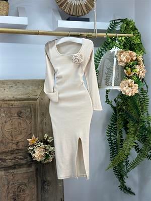 Kaşkorse Kumaş U Yaka Yan Yırtmaçlı Yaka Çiçek Detaylı Midi Boy Bej Kalem Elbise