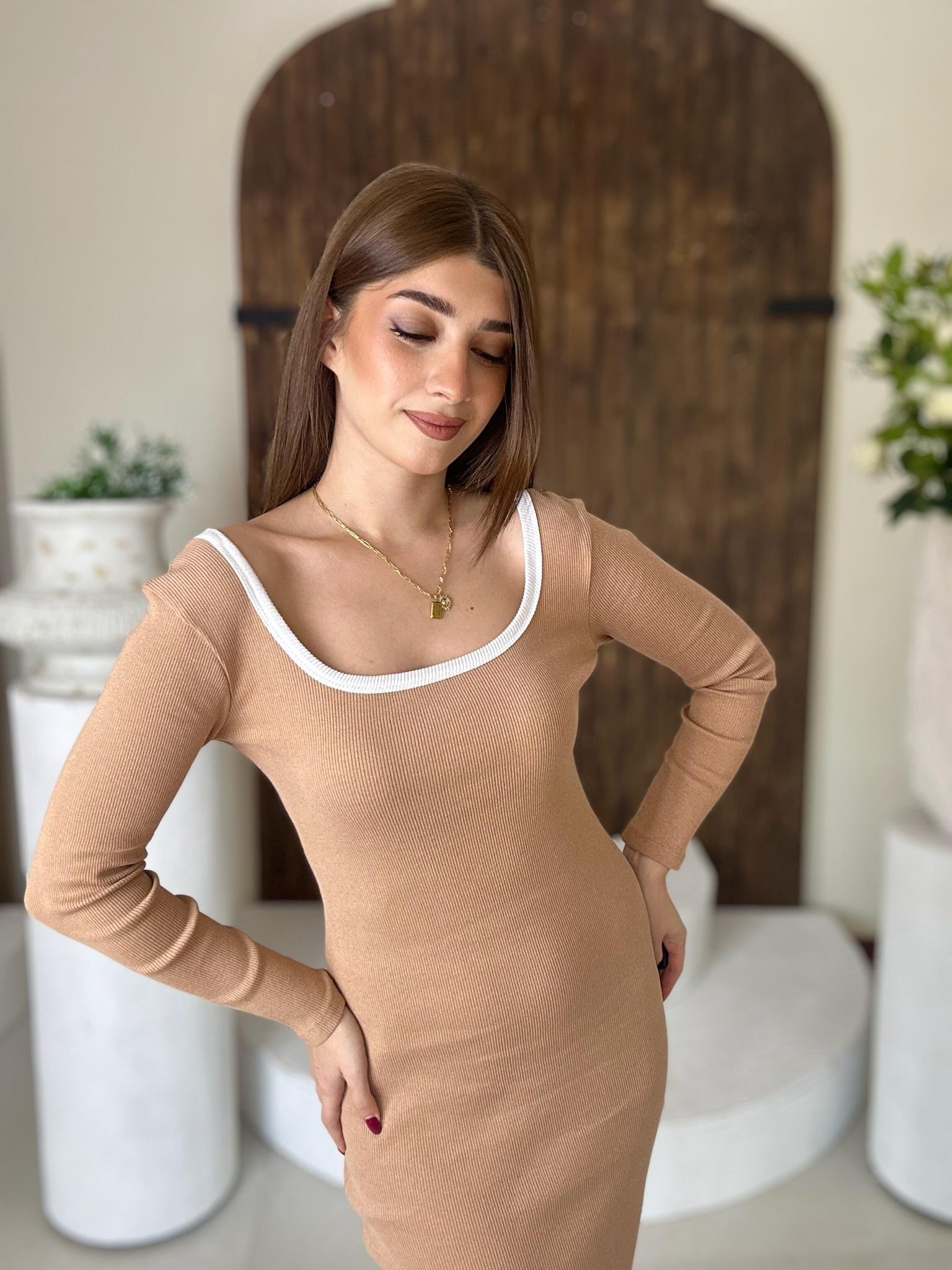 Kaşkorse Kumaş Yaka Biye Detaylı Kalem Elbise Bej