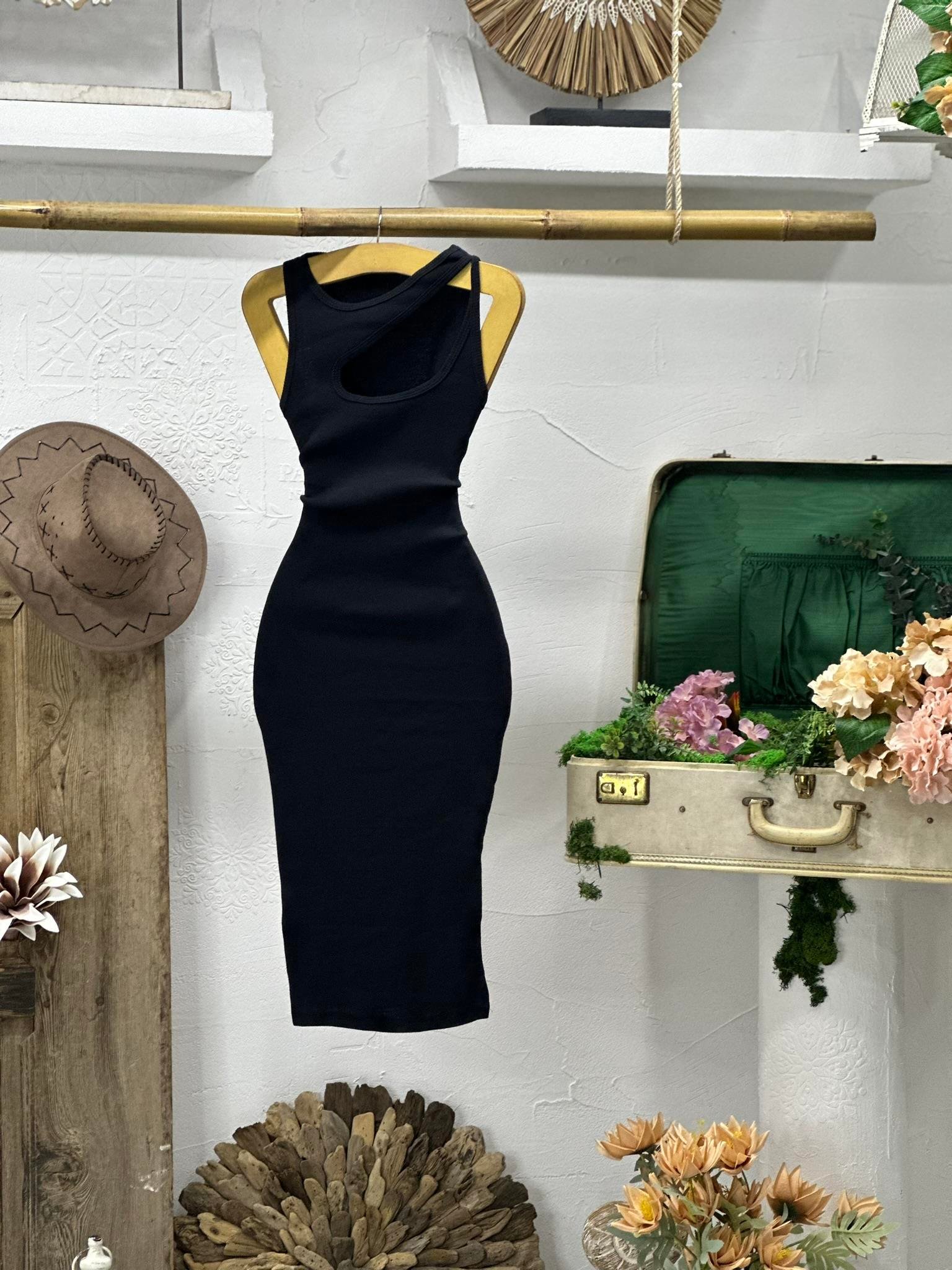 Kaşkorse Kumaş Yaka Detay Kalın Askılı Kalem Elbisemiz 