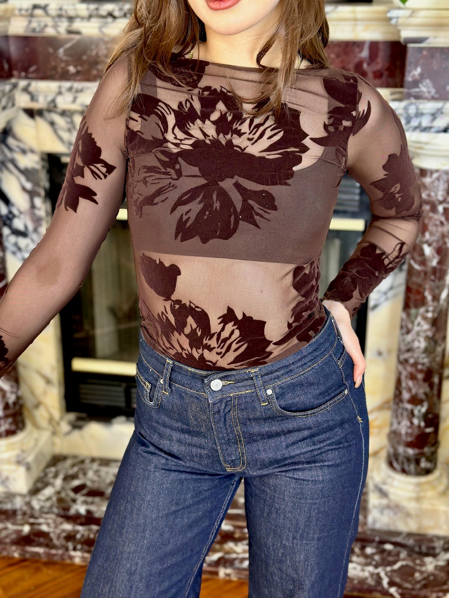 Kayık Yaka Büyük Flog Baskılı Bluz Kahverengi