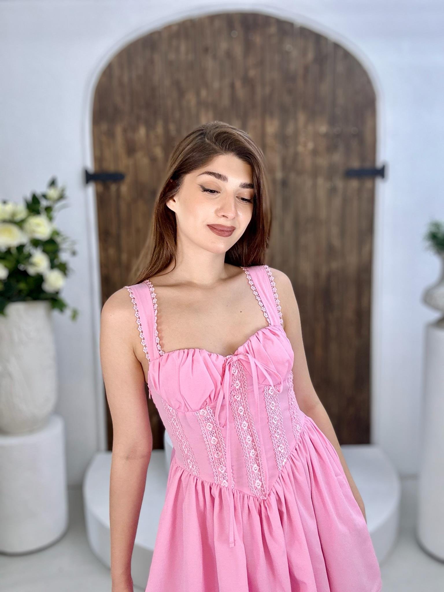 Keten Kumaş Güpür Detay Sırt Kuşagözü Bağlamalı Gipeli Mini Elbise Pembe