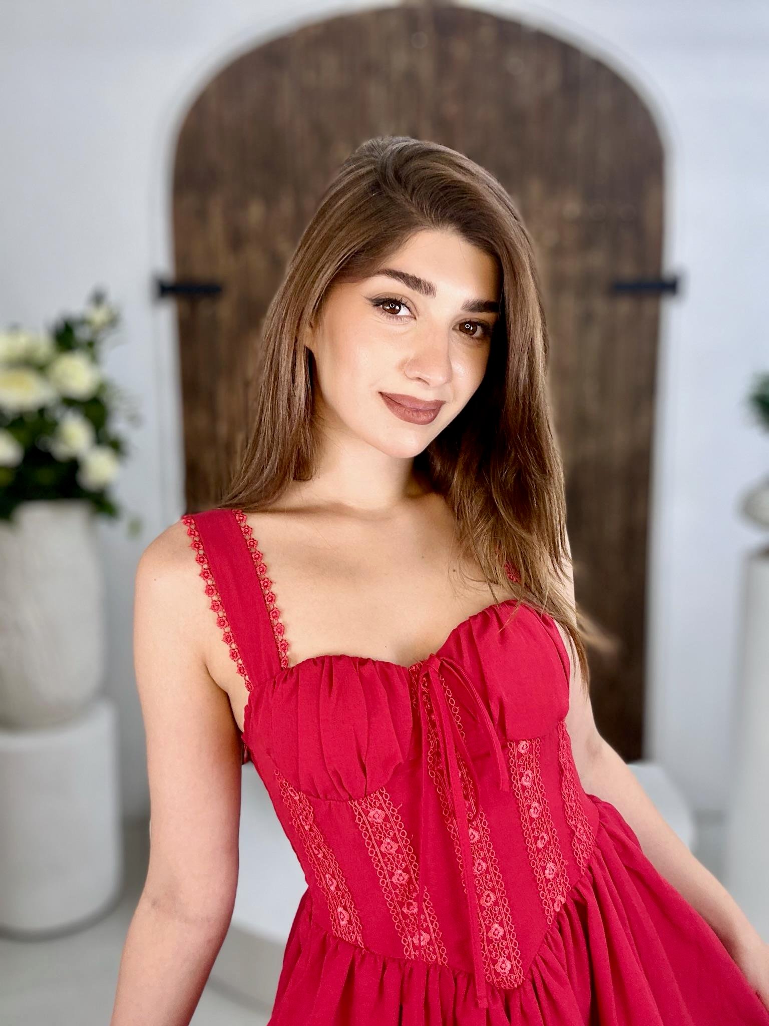 Keten Kumaş Güpür Detay Sırt Kuşagözü Bağlamalı Gipeli Mini Elbise Kırmızı