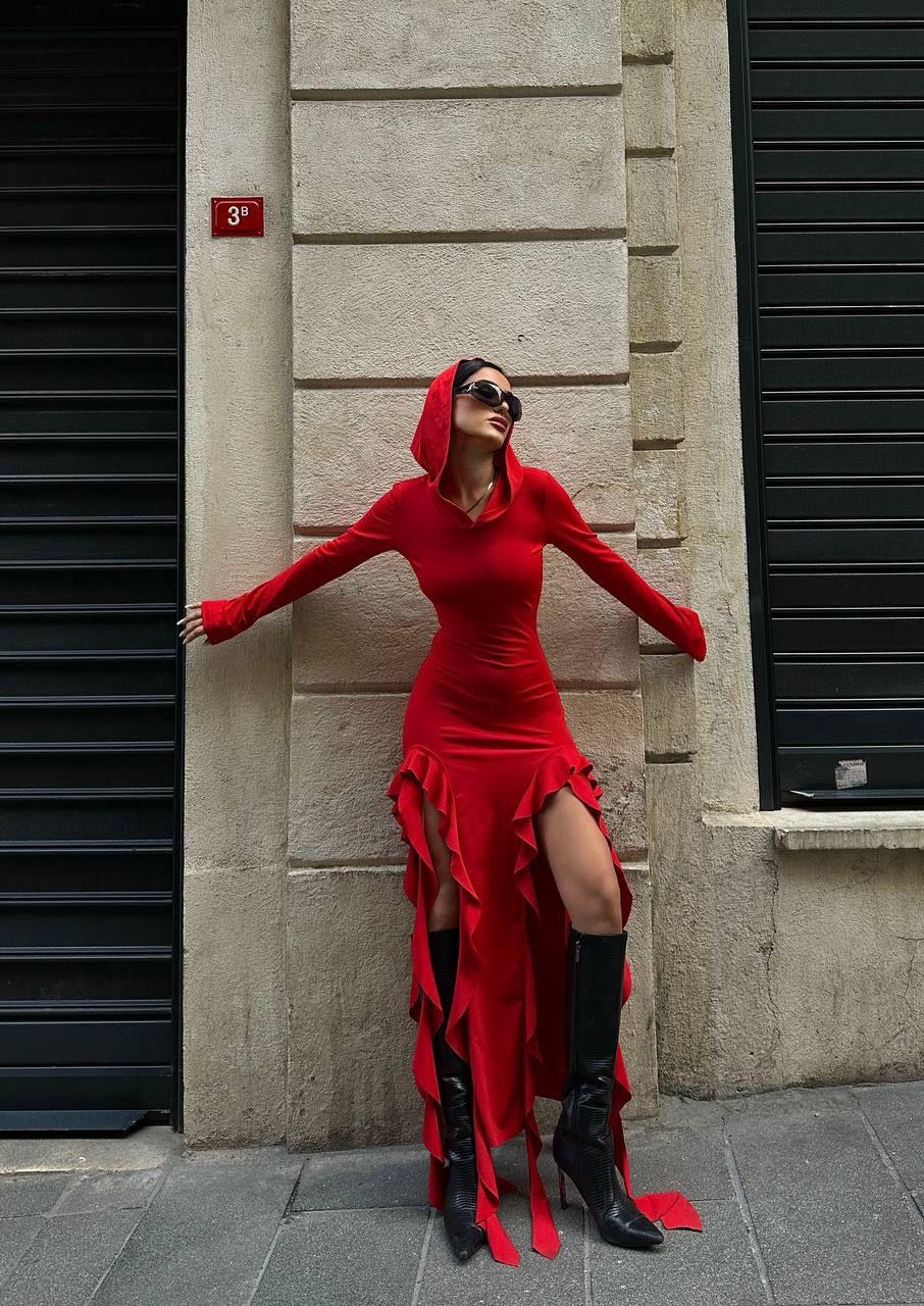 Kırmızı Micro Kumaş Fırfır Detay Maksi Boy Kapüşonlu Elbisemiz